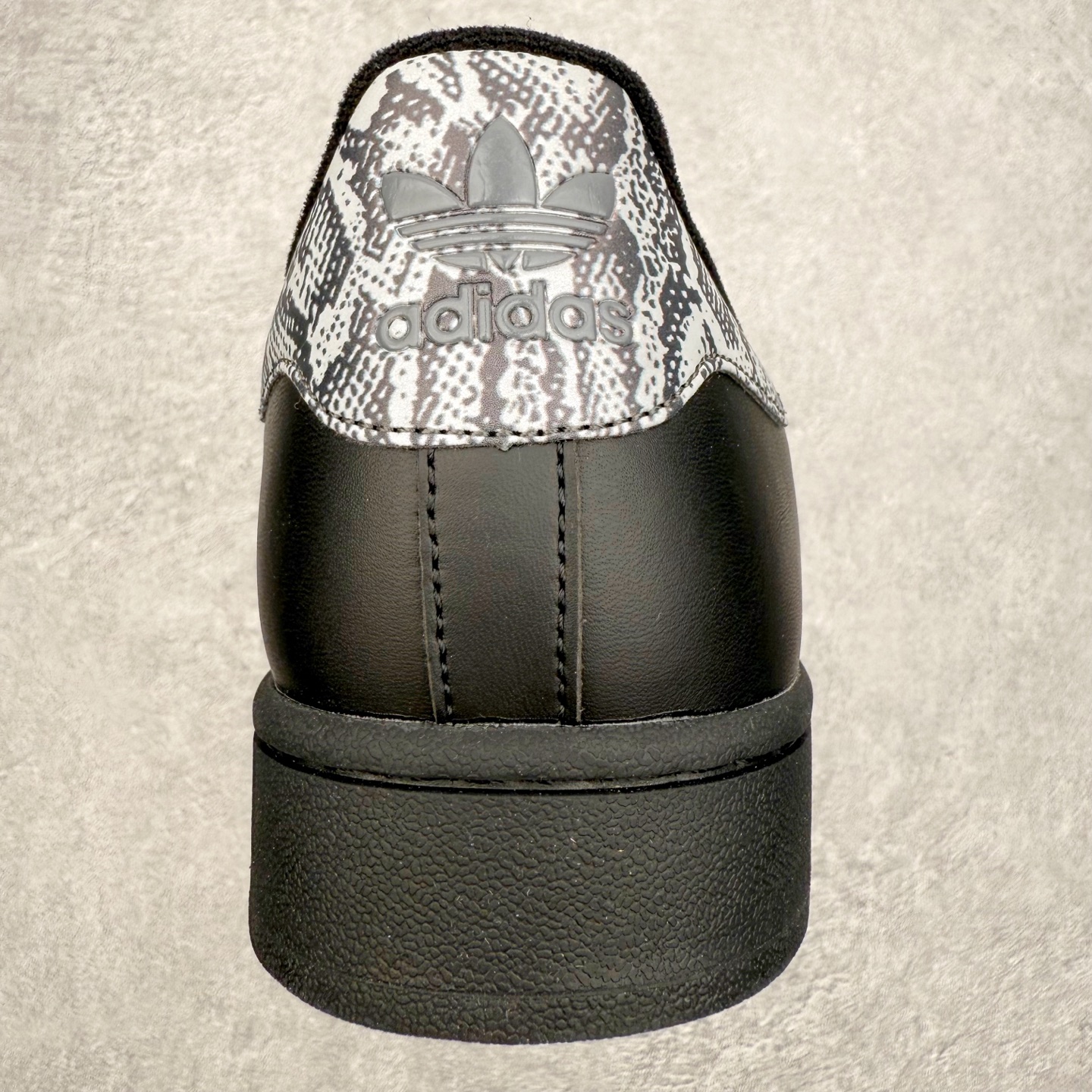 图片[8]-AD Originals Superstar 经典复古贝壳头板鞋 JP6058 诞生于1969年 是第一双将全皮面鞋 身与橡胶鞋头结合在一起的低帮篮球鞋 Superstar最开始 是作为高帮篮球鞋Pro Model的低帮版本而出现的 但因为其独特和醒目的橡胶鞋头造型而让大家熟知 被大家形象地称为\\\”shelltoe\\\”贝壳头 在70年代的美国职业篮球场上 接近3/4的NBA球员都将这双Superstar作为场上用鞋 80年代之后 经过不断的改良和发展 Superstar逐渐成为横跨时装、音乐、街头文化、休闲和运动等各大领域的时尚潮鞋 尺码：36 36.5 37 38 38.5 39 40 40.5 41 42 42.5 43 44 44.5 45-选品中心