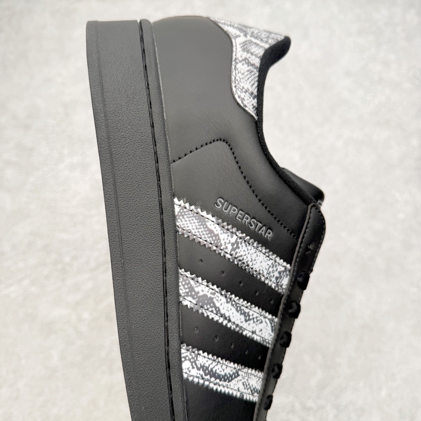 图片[6]-AD Originals Superstar 经典复古贝壳头板鞋 JP6058 诞生于1969年 是第一双将全皮面鞋 身与橡胶鞋头结合在一起的低帮篮球鞋 Superstar最开始 是作为高帮篮球鞋Pro Model的低帮版本而出现的 但因为其独特和醒目的橡胶鞋头造型而让大家熟知 被大家形象地称为\\\”shelltoe\\\”贝壳头 在70年代的美国职业篮球场上 接近3/4的NBA球员都将这双Superstar作为场上用鞋 80年代之后 经过不断的改良和发展 Superstar逐渐成为横跨时装、音乐、街头文化、休闲和运动等各大领域的时尚潮鞋 尺码：36 36.5 37 38 38.5 39 40 40.5 41 42 42.5 43 44 44.5 45-选品中心