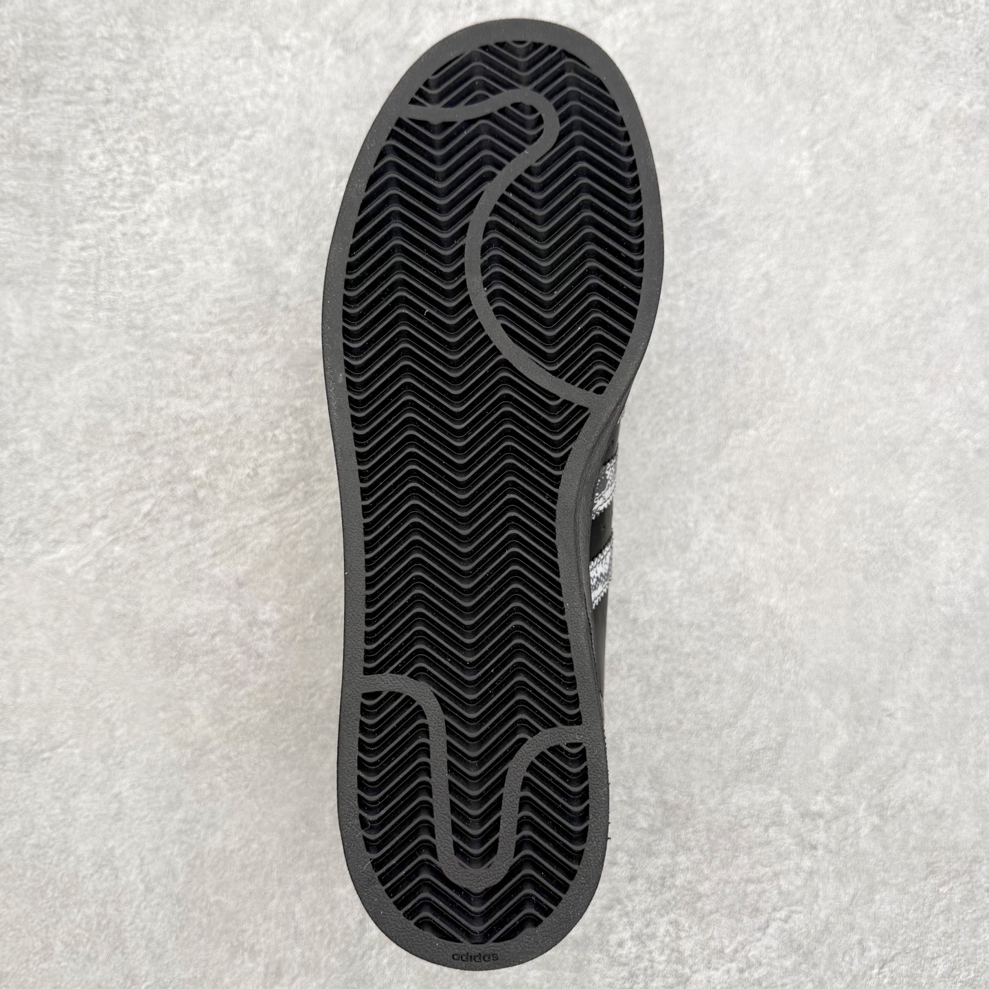 图片[9]-AD Originals Superstar 经典复古贝壳头板鞋 JP6058 诞生于1969年 是第一双将全皮面鞋 身与橡胶鞋头结合在一起的低帮篮球鞋 Superstar最开始 是作为高帮篮球鞋Pro Model的低帮版本而出现的 但因为其独特和醒目的橡胶鞋头造型而让大家熟知 被大家形象地称为\\\”shelltoe\\\”贝壳头 在70年代的美国职业篮球场上 接近3/4的NBA球员都将这双Superstar作为场上用鞋 80年代之后 经过不断的改良和发展 Superstar逐渐成为横跨时装、音乐、街头文化、休闲和运动等各大领域的时尚潮鞋 尺码：36 36.5 37 38 38.5 39 40 40.5 41 42 42.5 43 44 44.5 45-选品中心