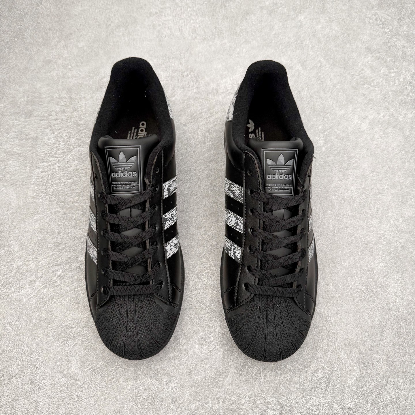 图片[2]-AD Originals Superstar 经典复古贝壳头板鞋 JP6058 诞生于1969年 是第一双将全皮面鞋 身与橡胶鞋头结合在一起的低帮篮球鞋 Superstar最开始 是作为高帮篮球鞋Pro Model的低帮版本而出现的 但因为其独特和醒目的橡胶鞋头造型而让大家熟知 被大家形象地称为\\\”shelltoe\\\”贝壳头 在70年代的美国职业篮球场上 接近3/4的NBA球员都将这双Superstar作为场上用鞋 80年代之后 经过不断的改良和发展 Superstar逐渐成为横跨时装、音乐、街头文化、休闲和运动等各大领域的时尚潮鞋 尺码：36 36.5 37 38 38.5 39 40 40.5 41 42 42.5 43 44 44.5 45-选品中心