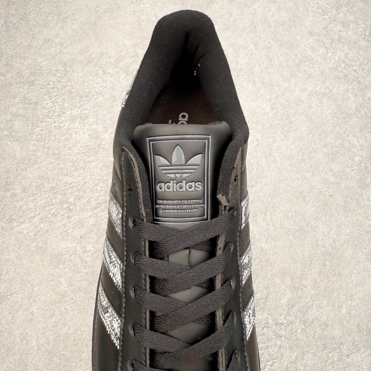 图片[5]-AD Originals Superstar 经典复古贝壳头板鞋 JP6058 诞生于1969年 是第一双将全皮面鞋 身与橡胶鞋头结合在一起的低帮篮球鞋 Superstar最开始 是作为高帮篮球鞋Pro Model的低帮版本而出现的 但因为其独特和醒目的橡胶鞋头造型而让大家熟知 被大家形象地称为\\\”shelltoe\\\”贝壳头 在70年代的美国职业篮球场上 接近3/4的NBA球员都将这双Superstar作为场上用鞋 80年代之后 经过不断的改良和发展 Superstar逐渐成为横跨时装、音乐、街头文化、休闲和运动等各大领域的时尚潮鞋 尺码：36 36.5 37 38 38.5 39 40 40.5 41 42 42.5 43 44 44.5 45-选品中心