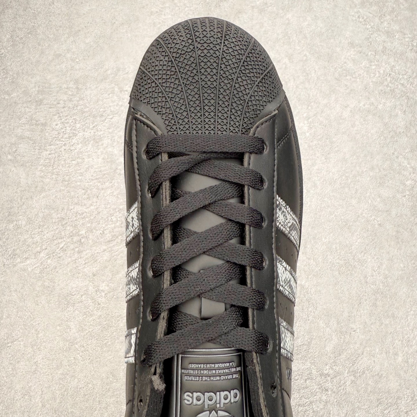 图片[4]-AD Originals Superstar 经典复古贝壳头板鞋 JP6058 诞生于1969年 是第一双将全皮面鞋 身与橡胶鞋头结合在一起的低帮篮球鞋 Superstar最开始 是作为高帮篮球鞋Pro Model的低帮版本而出现的 但因为其独特和醒目的橡胶鞋头造型而让大家熟知 被大家形象地称为\\\”shelltoe\\\”贝壳头 在70年代的美国职业篮球场上 接近3/4的NBA球员都将这双Superstar作为场上用鞋 80年代之后 经过不断的改良和发展 Superstar逐渐成为横跨时装、音乐、街头文化、休闲和运动等各大领域的时尚潮鞋 尺码：36 36.5 37 38 38.5 39 40 40.5 41 42 42.5 43 44 44.5 45-选品中心