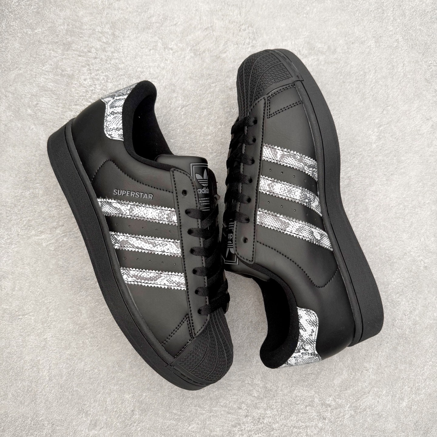 图片[3]-AD Originals Superstar 经典复古贝壳头板鞋 JP6058 诞生于1969年 是第一双将全皮面鞋 身与橡胶鞋头结合在一起的低帮篮球鞋 Superstar最开始 是作为高帮篮球鞋Pro Model的低帮版本而出现的 但因为其独特和醒目的橡胶鞋头造型而让大家熟知 被大家形象地称为\\\”shelltoe\\\”贝壳头 在70年代的美国职业篮球场上 接近3/4的NBA球员都将这双Superstar作为场上用鞋 80年代之后 经过不断的改良和发展 Superstar逐渐成为横跨时装、音乐、街头文化、休闲和运动等各大领域的时尚潮鞋 尺码：36 36.5 37 38 38.5 39 40 40.5 41 42 42.5 43 44 44.5 45-选品中心