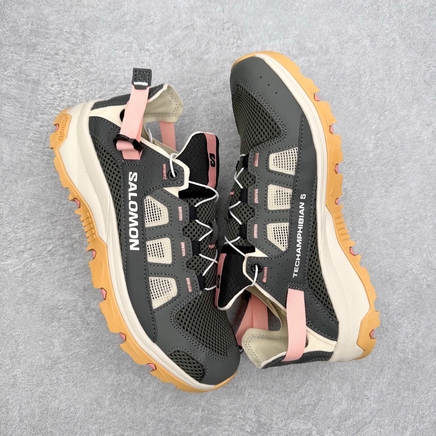 图片[3]-SALOMON萨洛蒙 Techamphibian 5 圆头舒适 透气速干抓地溯溪鞋 男女同款 SALOMON诞生于1947年的法国阿尔卑斯山区，全球知名的户外运动品牌。一直致力于推动滑雪、越野跑等山地运动的发展及产品的进步。其产品设计致力于追求创新和发掘产品的性能极限，帮助喜欢自由的人在山地间不断挑战自我。实拍调校N版已经零色差零失真 百分百还原实物色彩所见即所得 不存在货不对板色差等低级问题 选购参考实物拍摄 不混卖不参货 只用心做好货严格选品 承诺混一赔十 尺码：36 36.5 37.5 38 38.5 39 40 40.5 41 42 42.5 43 44 44.5 45-选品中心