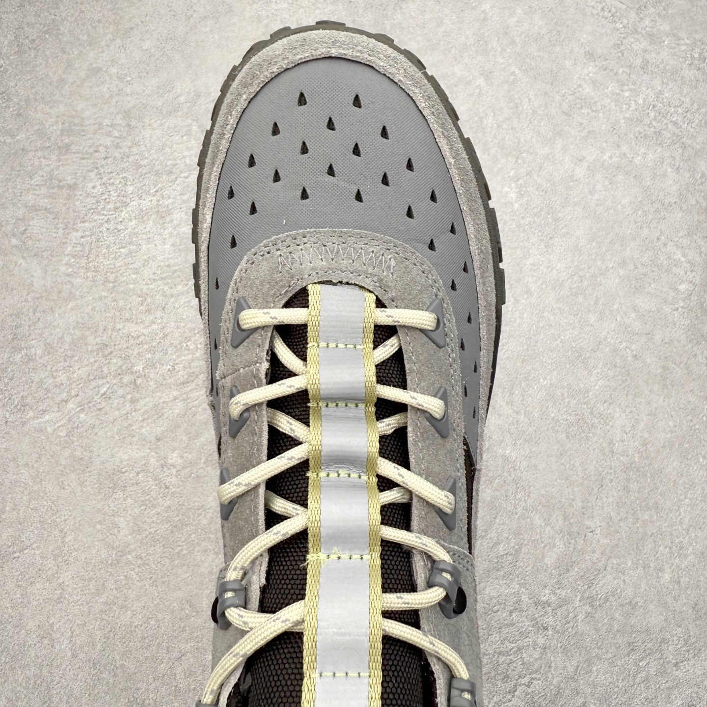 图片[4]-Timberland Greenstride Motion 6 添柏岚防滑耐磨低帮户外功能鞋 简约大方的造型设计，给人以随性休闲的时尚格调，穿着舒适轻便，运动灵活自如，满足日常个性穿搭。Timberland户外品牌最早成立于1918年的美国波士顿，它的成功故事就从第一双防水皮靴Yellow Boots开始。这双具备完全防水机能的靴子瞬间广受好评，他那独创又不失古典的款式，以及大胆使用黄色的崭新风格，吸引了广大消费者的目光。现今仍不改其原有风貌的这双黄靴，就是火遍全球的“大黄靴”。Timberland的高端工艺、实穿耐用等特点让他拥有绝对鞋界地位。尺码：40 41 41.5 42 43 43.5 44 44.5 45 45.5 46-选品中心