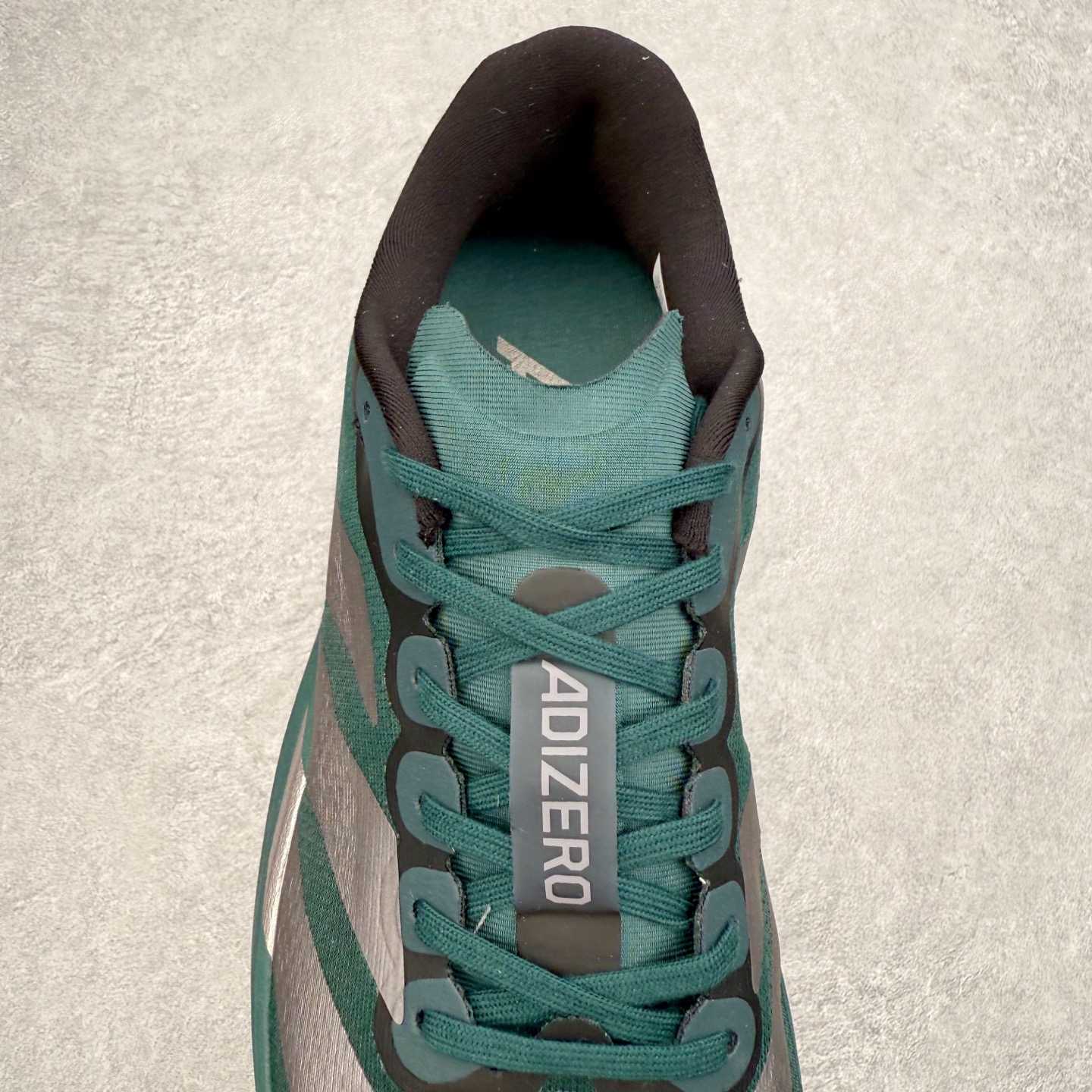 图片[5]-AD Adizero EVO SL 马拉松竞速专业跑鞋 JQ4663 CELERMESH针织网面非常轻薄 纤维间的缝隙很大 可以保证跑步时的透气、排汗效果 鞋舌直接与两侧的内衬和鞋底连接在一起 在跑步过程中不会被鞋舌的左右移动所困扰 在标准鞋带孔的基础上再拓宽一组鞋带孔 适合不同脚型的需求 突破性 EnergyRods 技术，有助于跑者实现更好的成绩 中底独特的LIGHTSTRIKE PRO泡棉材质 微弹感觉在跑步过程中给予了良好的支撑体验 对于顶级精英和高水平进阶跑者来说 ADIOS PRO是一双值得信赖的竞速比赛用鞋 尺码：36 36.5 37.5 38 38.5 39 40 40.5 41 42 42.5 43 44 44.5 45-选品中心