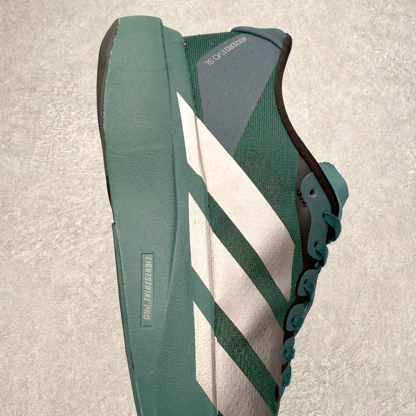 图片[6]-AD Adizero EVO SL 马拉松竞速专业跑鞋 JQ4663 CELERMESH针织网面非常轻薄 纤维间的缝隙很大 可以保证跑步时的透气、排汗效果 鞋舌直接与两侧的内衬和鞋底连接在一起 在跑步过程中不会被鞋舌的左右移动所困扰 在标准鞋带孔的基础上再拓宽一组鞋带孔 适合不同脚型的需求 突破性 EnergyRods 技术，有助于跑者实现更好的成绩 中底独特的LIGHTSTRIKE PRO泡棉材质 微弹感觉在跑步过程中给予了良好的支撑体验 对于顶级精英和高水平进阶跑者来说 ADIOS PRO是一双值得信赖的竞速比赛用鞋 尺码：36 36.5 37.5 38 38.5 39 40 40.5 41 42 42.5 43 44 44.5 45-选品中心