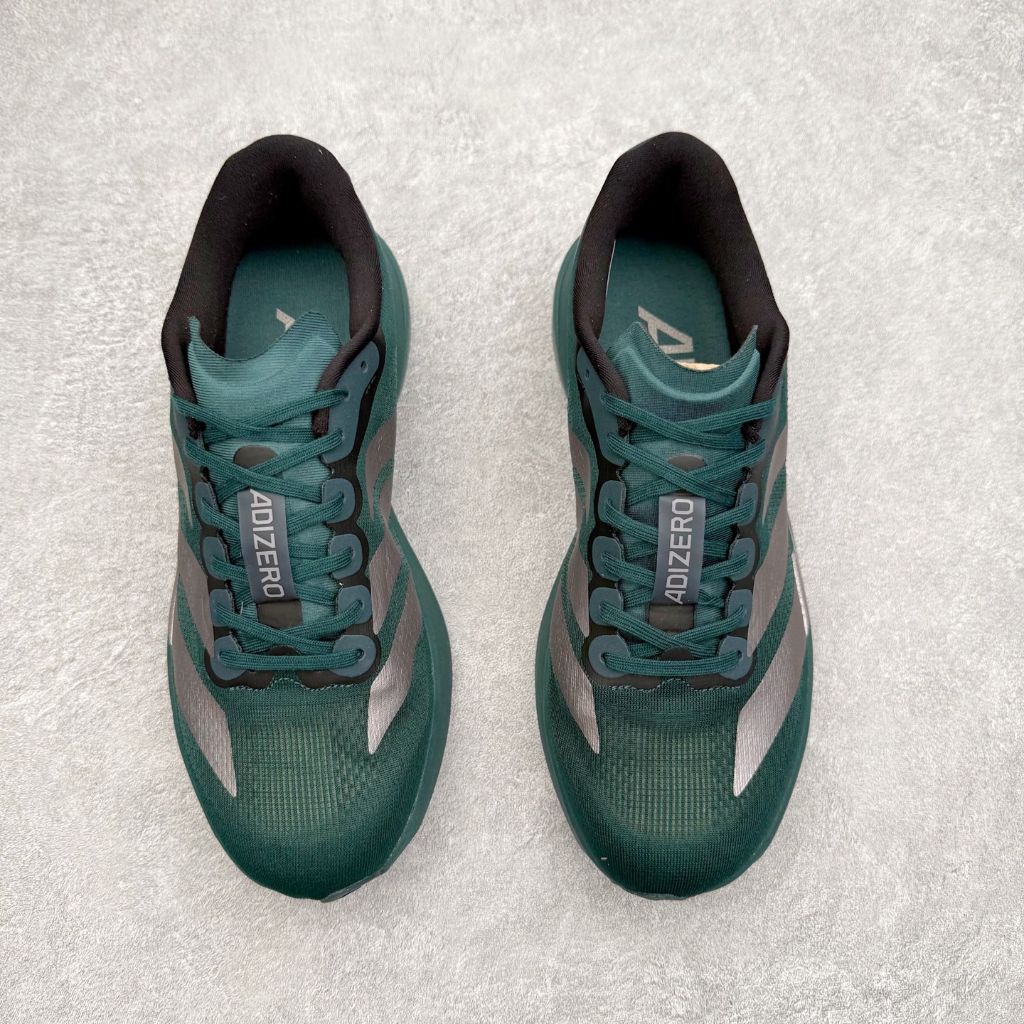 图片[2]-AD Adizero EVO SL 马拉松竞速专业跑鞋 JQ4663 CELERMESH针织网面非常轻薄 纤维间的缝隙很大 可以保证跑步时的透气、排汗效果 鞋舌直接与两侧的内衬和鞋底连接在一起 在跑步过程中不会被鞋舌的左右移动所困扰 在标准鞋带孔的基础上再拓宽一组鞋带孔 适合不同脚型的需求 突破性 EnergyRods 技术，有助于跑者实现更好的成绩 中底独特的LIGHTSTRIKE PRO泡棉材质 微弹感觉在跑步过程中给予了良好的支撑体验 对于顶级精英和高水平进阶跑者来说 ADIOS PRO是一双值得信赖的竞速比赛用鞋 尺码：36 36.5 37.5 38 38.5 39 40 40.5 41 42 42.5 43 44 44.5 45-选品中心