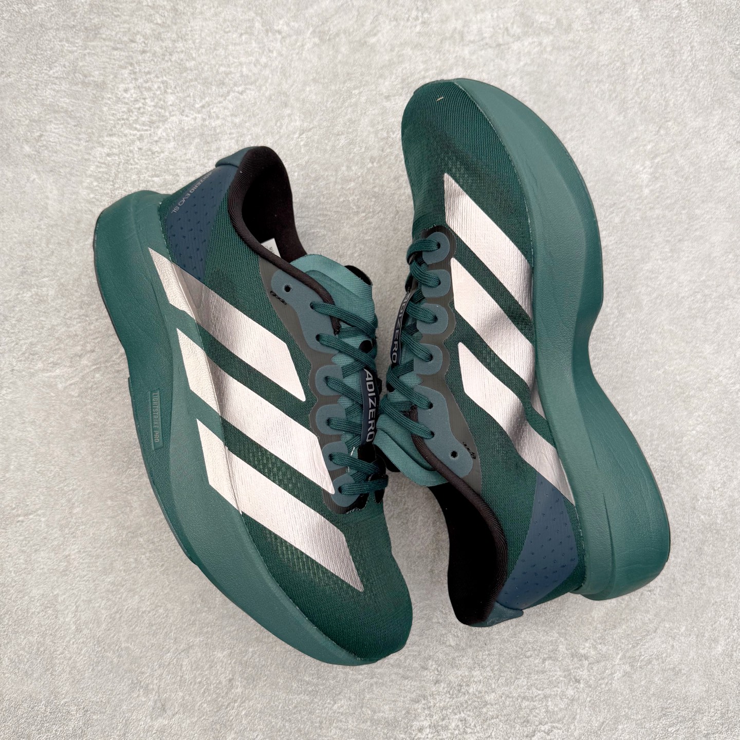 图片[3]-AD Adizero EVO SL 马拉松竞速专业跑鞋 JQ4663 CELERMESH针织网面非常轻薄 纤维间的缝隙很大 可以保证跑步时的透气、排汗效果 鞋舌直接与两侧的内衬和鞋底连接在一起 在跑步过程中不会被鞋舌的左右移动所困扰 在标准鞋带孔的基础上再拓宽一组鞋带孔 适合不同脚型的需求 突破性 EnergyRods 技术，有助于跑者实现更好的成绩 中底独特的LIGHTSTRIKE PRO泡棉材质 微弹感觉在跑步过程中给予了良好的支撑体验 对于顶级精英和高水平进阶跑者来说 ADIOS PRO是一双值得信赖的竞速比赛用鞋 尺码：36 36.5 37.5 38 38.5 39 40 40.5 41 42 42.5 43 44 44.5 45-选品中心