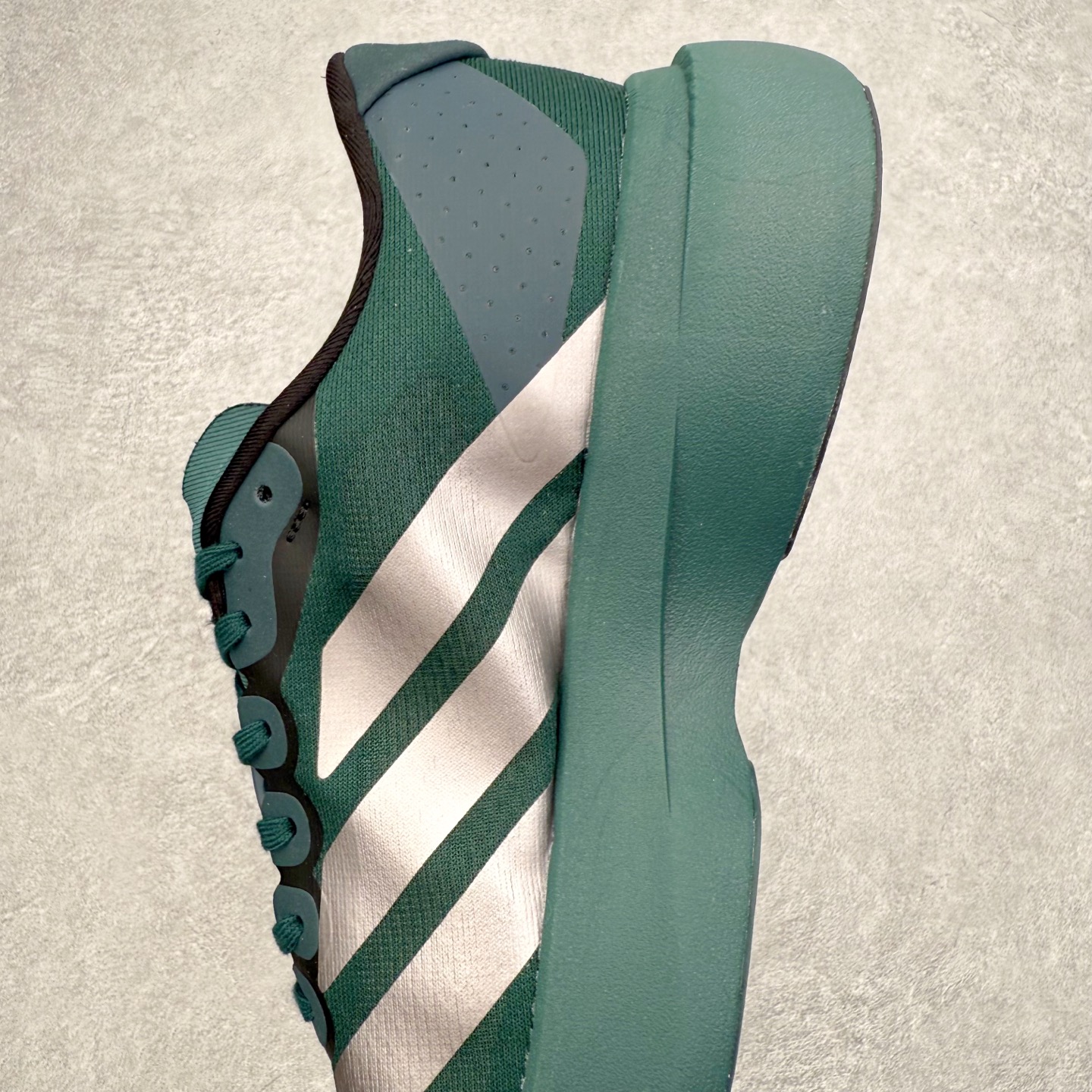 图片[7]-AD Adizero EVO SL 马拉松竞速专业跑鞋 JQ4663 CELERMESH针织网面非常轻薄 纤维间的缝隙很大 可以保证跑步时的透气、排汗效果 鞋舌直接与两侧的内衬和鞋底连接在一起 在跑步过程中不会被鞋舌的左右移动所困扰 在标准鞋带孔的基础上再拓宽一组鞋带孔 适合不同脚型的需求 突破性 EnergyRods 技术，有助于跑者实现更好的成绩 中底独特的LIGHTSTRIKE PRO泡棉材质 微弹感觉在跑步过程中给予了良好的支撑体验 对于顶级精英和高水平进阶跑者来说 ADIOS PRO是一双值得信赖的竞速比赛用鞋 尺码：36 36.5 37.5 38 38.5 39 40 40.5 41 42 42.5 43 44 44.5 45-选品中心