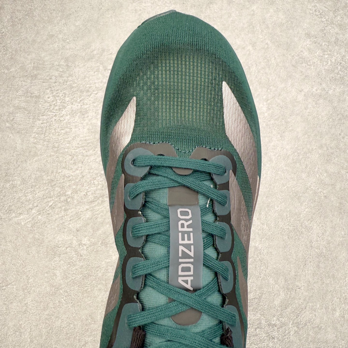 图片[4]-AD Adizero EVO SL 马拉松竞速专业跑鞋 JQ4663 CELERMESH针织网面非常轻薄 纤维间的缝隙很大 可以保证跑步时的透气、排汗效果 鞋舌直接与两侧的内衬和鞋底连接在一起 在跑步过程中不会被鞋舌的左右移动所困扰 在标准鞋带孔的基础上再拓宽一组鞋带孔 适合不同脚型的需求 突破性 EnergyRods 技术，有助于跑者实现更好的成绩 中底独特的LIGHTSTRIKE PRO泡棉材质 微弹感觉在跑步过程中给予了良好的支撑体验 对于顶级精英和高水平进阶跑者来说 ADIOS PRO是一双值得信赖的竞速比赛用鞋 尺码：36 36.5 37.5 38 38.5 39 40 40.5 41 42 42.5 43 44 44.5 45-选品中心