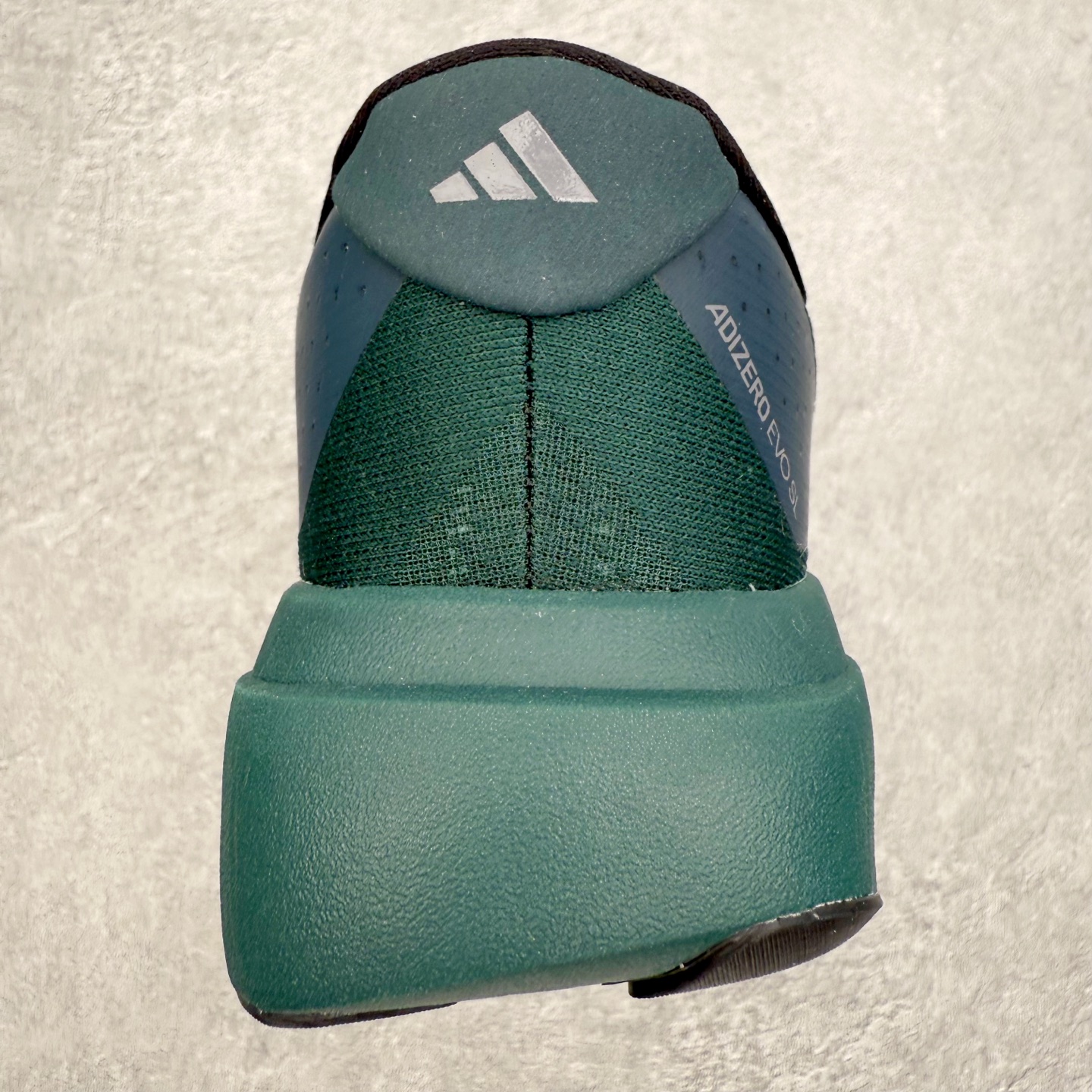 图片[8]-AD Adizero EVO SL 马拉松竞速专业跑鞋 JQ4663 CELERMESH针织网面非常轻薄 纤维间的缝隙很大 可以保证跑步时的透气、排汗效果 鞋舌直接与两侧的内衬和鞋底连接在一起 在跑步过程中不会被鞋舌的左右移动所困扰 在标准鞋带孔的基础上再拓宽一组鞋带孔 适合不同脚型的需求 突破性 EnergyRods 技术，有助于跑者实现更好的成绩 中底独特的LIGHTSTRIKE PRO泡棉材质 微弹感觉在跑步过程中给予了良好的支撑体验 对于顶级精英和高水平进阶跑者来说 ADIOS PRO是一双值得信赖的竞速比赛用鞋 尺码：36 36.5 37.5 38 38.5 39 40 40.5 41 42 42.5 43 44 44.5 45-选品中心