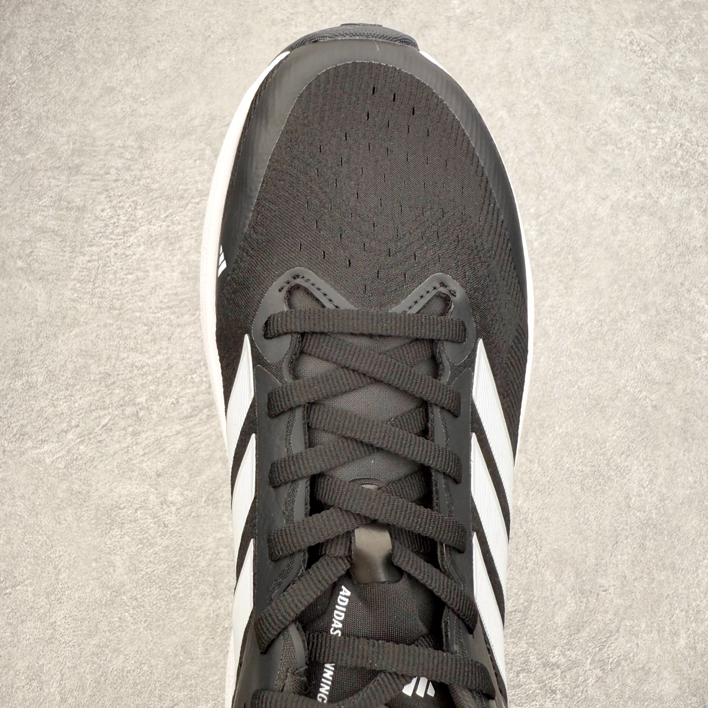 图片[4]-AD Adizero Adios Pro 4 马拉松竞速专业跑鞋 JR7671 CELERMESH针织网面非常轻薄 纤维间的缝隙很大 可以保证跑步时的透气、排汗效果 鞋舌直接与两侧的内衬和鞋底连接在一起 在跑步过程中不会被鞋舌的左右移动所困扰 在标准鞋带孔的基础上再拓宽一组鞋带孔 适合不同脚型的需求 突破性 EnergyRods 技术，有助于跑者实现更好的成绩 中底独特的LIGHTSTRIKE PRO泡棉材质 微弹感觉在跑步过程中给予了良好的支撑体验 对于顶级精英和高水平进阶跑者来说 ADIOS PRO是一双值得信赖的竞速比赛用鞋 尺码：36 36.5 37.5 38 38.5 39 40 40.5 41 42 42.5 43 44 44.5 45-选品中心