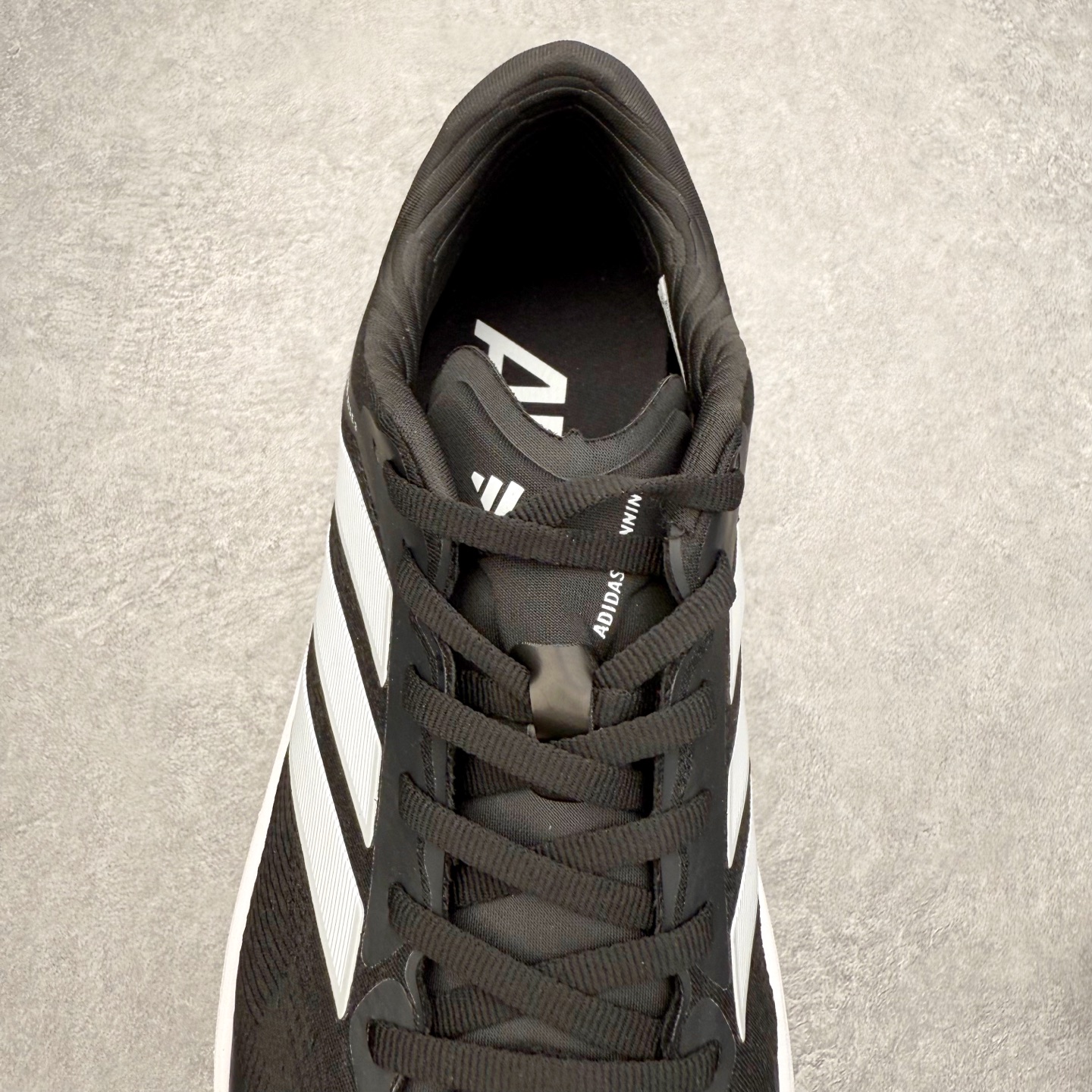 图片[5]-AD Adizero Adios Pro 4 马拉松竞速专业跑鞋 JR7671 CELERMESH针织网面非常轻薄 纤维间的缝隙很大 可以保证跑步时的透气、排汗效果 鞋舌直接与两侧的内衬和鞋底连接在一起 在跑步过程中不会被鞋舌的左右移动所困扰 在标准鞋带孔的基础上再拓宽一组鞋带孔 适合不同脚型的需求 突破性 EnergyRods 技术，有助于跑者实现更好的成绩 中底独特的LIGHTSTRIKE PRO泡棉材质 微弹感觉在跑步过程中给予了良好的支撑体验 对于顶级精英和高水平进阶跑者来说 ADIOS PRO是一双值得信赖的竞速比赛用鞋 尺码：36 36.5 37.5 38 38.5 39 40 40.5 41 42 42.5 43 44 44.5 45-选品中心