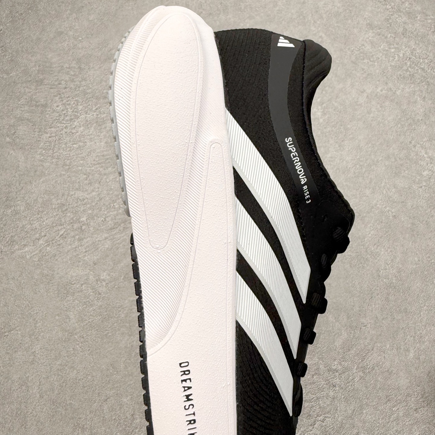 图片[6]-AD Adizero Adios Pro 4 马拉松竞速专业跑鞋 JR7671 CELERMESH针织网面非常轻薄 纤维间的缝隙很大 可以保证跑步时的透气、排汗效果 鞋舌直接与两侧的内衬和鞋底连接在一起 在跑步过程中不会被鞋舌的左右移动所困扰 在标准鞋带孔的基础上再拓宽一组鞋带孔 适合不同脚型的需求 突破性 EnergyRods 技术，有助于跑者实现更好的成绩 中底独特的LIGHTSTRIKE PRO泡棉材质 微弹感觉在跑步过程中给予了良好的支撑体验 对于顶级精英和高水平进阶跑者来说 ADIOS PRO是一双值得信赖的竞速比赛用鞋 尺码：36 36.5 37.5 38 38.5 39 40 40.5 41 42 42.5 43 44 44.5 45-选品中心