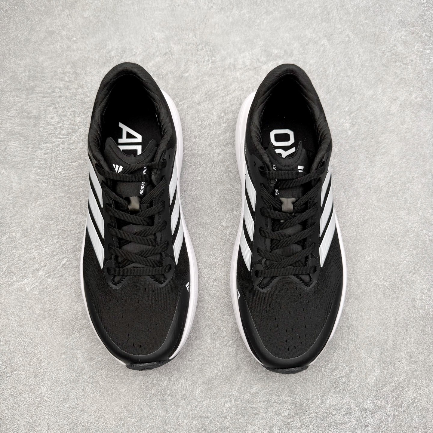 图片[2]-AD Adizero Adios Pro 4 马拉松竞速专业跑鞋 JR7671 CELERMESH针织网面非常轻薄 纤维间的缝隙很大 可以保证跑步时的透气、排汗效果 鞋舌直接与两侧的内衬和鞋底连接在一起 在跑步过程中不会被鞋舌的左右移动所困扰 在标准鞋带孔的基础上再拓宽一组鞋带孔 适合不同脚型的需求 突破性 EnergyRods 技术，有助于跑者实现更好的成绩 中底独特的LIGHTSTRIKE PRO泡棉材质 微弹感觉在跑步过程中给予了良好的支撑体验 对于顶级精英和高水平进阶跑者来说 ADIOS PRO是一双值得信赖的竞速比赛用鞋 尺码：36 36.5 37.5 38 38.5 39 40 40.5 41 42 42.5 43 44 44.5 45-选品中心