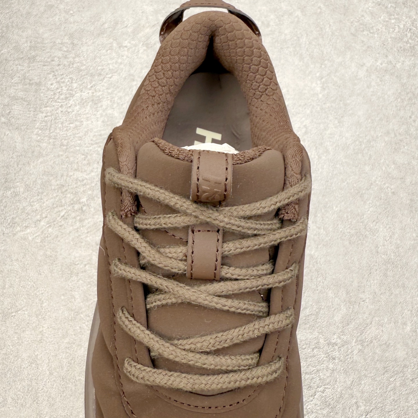 图片[5]-＃纯原 MARNI x HOKA ONE ONE Bondi B3LS 联名款简约舒适低帮休闲跑步鞋 HOKA ONE ONE是来自美国的跑步鞋知名品牌，创立于2009年，始终致力于为所有跑者提供更新、更好的跑步装备。相比常规跑鞋，HOKA ONE ONE特别研发使用性能独特的几何形跑鞋中底，此种鞋底更厚、更高、回弹性也更好，除了卓越的缓冲性能，它还能內各种阶段的跑者带来更具动感、更加稳定的跑步体验。HOKAONE ONE从设计之初就清楚意识到，要保证跑者步幅的均匀一致，双脚自然而然的运动至关重要。尺码：36 36.5 37.5 38 38.5 39 40 40.5 41 42 42.5 43 44 44.5 45-选品中心