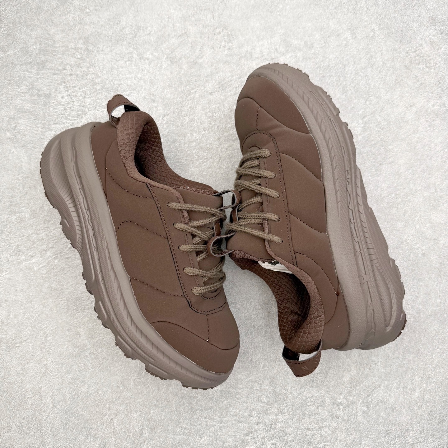 图片[3]-＃纯原 MARNI x HOKA ONE ONE Bondi B3LS 联名款简约舒适低帮休闲跑步鞋 HOKA ONE ONE是来自美国的跑步鞋知名品牌，创立于2009年，始终致力于为所有跑者提供更新、更好的跑步装备。相比常规跑鞋，HOKA ONE ONE特别研发使用性能独特的几何形跑鞋中底，此种鞋底更厚、更高、回弹性也更好，除了卓越的缓冲性能，它还能內各种阶段的跑者带来更具动感、更加稳定的跑步体验。HOKAONE ONE从设计之初就清楚意识到，要保证跑者步幅的均匀一致，双脚自然而然的运动至关重要。尺码：36 36.5 37.5 38 38.5 39 40 40.5 41 42 42.5 43 44 44.5 45-选品中心