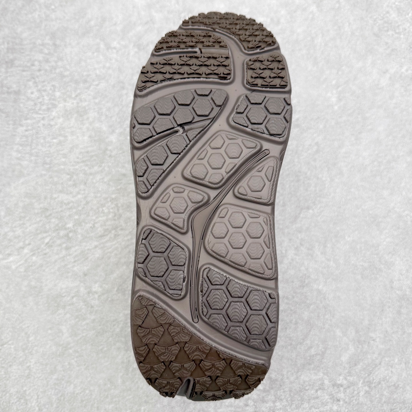 图片[9]-＃纯原 MARNI x HOKA ONE ONE Bondi B3LS 联名款简约舒适低帮休闲跑步鞋 HOKA ONE ONE是来自美国的跑步鞋知名品牌，创立于2009年，始终致力于为所有跑者提供更新、更好的跑步装备。相比常规跑鞋，HOKA ONE ONE特别研发使用性能独特的几何形跑鞋中底，此种鞋底更厚、更高、回弹性也更好，除了卓越的缓冲性能，它还能內各种阶段的跑者带来更具动感、更加稳定的跑步体验。HOKAONE ONE从设计之初就清楚意识到，要保证跑者步幅的均匀一致，双脚自然而然的运动至关重要。尺码：36 36.5 37.5 38 38.5 39 40 40.5 41 42 42.5 43 44 44.5 45-选品中心