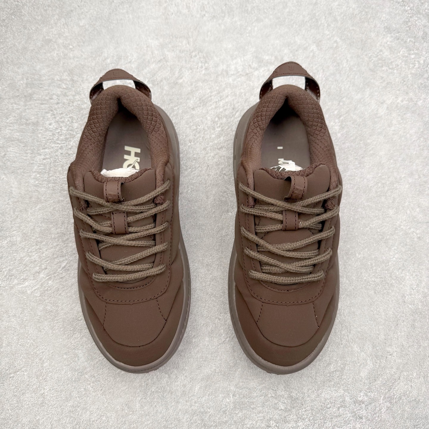 图片[2]-＃纯原 MARNI x HOKA ONE ONE Bondi B3LS 联名款简约舒适低帮休闲跑步鞋 HOKA ONE ONE是来自美国的跑步鞋知名品牌，创立于2009年，始终致力于为所有跑者提供更新、更好的跑步装备。相比常规跑鞋，HOKA ONE ONE特别研发使用性能独特的几何形跑鞋中底，此种鞋底更厚、更高、回弹性也更好，除了卓越的缓冲性能，它还能內各种阶段的跑者带来更具动感、更加稳定的跑步体验。HOKAONE ONE从设计之初就清楚意识到，要保证跑者步幅的均匀一致，双脚自然而然的运动至关重要。尺码：36 36.5 37.5 38 38.5 39 40 40.5 41 42 42.5 43 44 44.5 45-选品中心