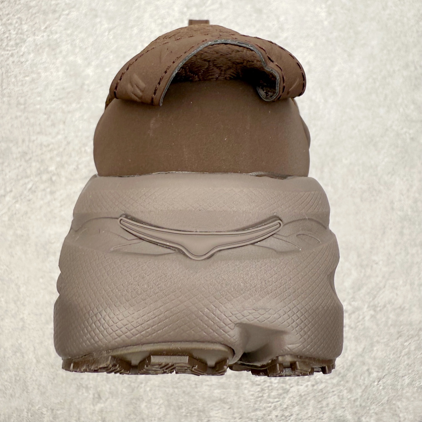 图片[8]-＃纯原 MARNI x HOKA ONE ONE Bondi B3LS 联名款简约舒适低帮休闲跑步鞋 HOKA ONE ONE是来自美国的跑步鞋知名品牌，创立于2009年，始终致力于为所有跑者提供更新、更好的跑步装备。相比常规跑鞋，HOKA ONE ONE特别研发使用性能独特的几何形跑鞋中底，此种鞋底更厚、更高、回弹性也更好，除了卓越的缓冲性能，它还能內各种阶段的跑者带来更具动感、更加稳定的跑步体验。HOKAONE ONE从设计之初就清楚意识到，要保证跑者步幅的均匀一致，双脚自然而然的运动至关重要。尺码：36 36.5 37.5 38 38.5 39 40 40.5 41 42 42.5 43 44 44.5 45-选品中心