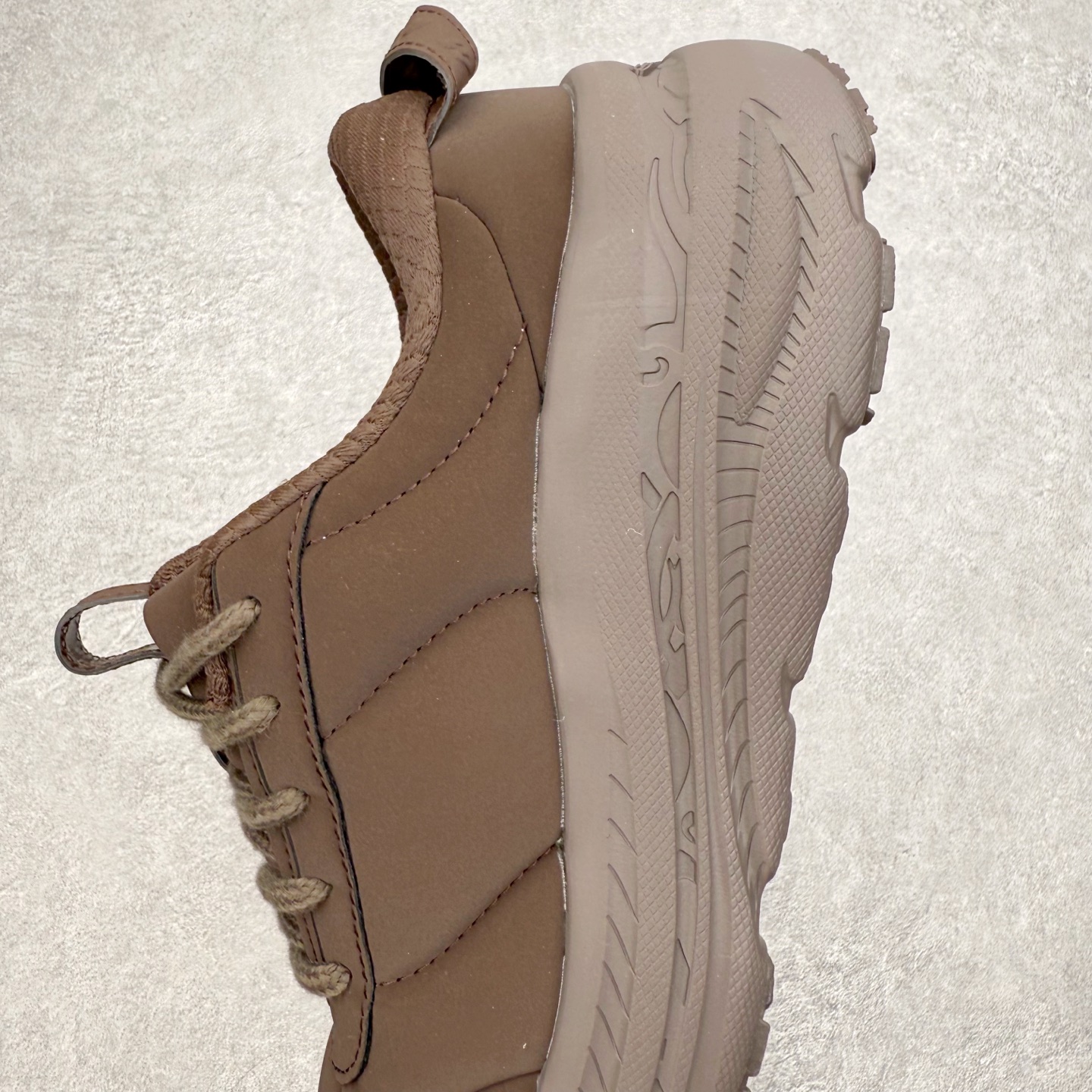 图片[7]-＃纯原 MARNI x HOKA ONE ONE Bondi B3LS 联名款简约舒适低帮休闲跑步鞋 HOKA ONE ONE是来自美国的跑步鞋知名品牌，创立于2009年，始终致力于为所有跑者提供更新、更好的跑步装备。相比常规跑鞋，HOKA ONE ONE特别研发使用性能独特的几何形跑鞋中底，此种鞋底更厚、更高、回弹性也更好，除了卓越的缓冲性能，它还能內各种阶段的跑者带来更具动感、更加稳定的跑步体验。HOKAONE ONE从设计之初就清楚意识到，要保证跑者步幅的均匀一致，双脚自然而然的运动至关重要。尺码：36 36.5 37.5 38 38.5 39 40 40.5 41 42 42.5 43 44 44.5 45-选品中心