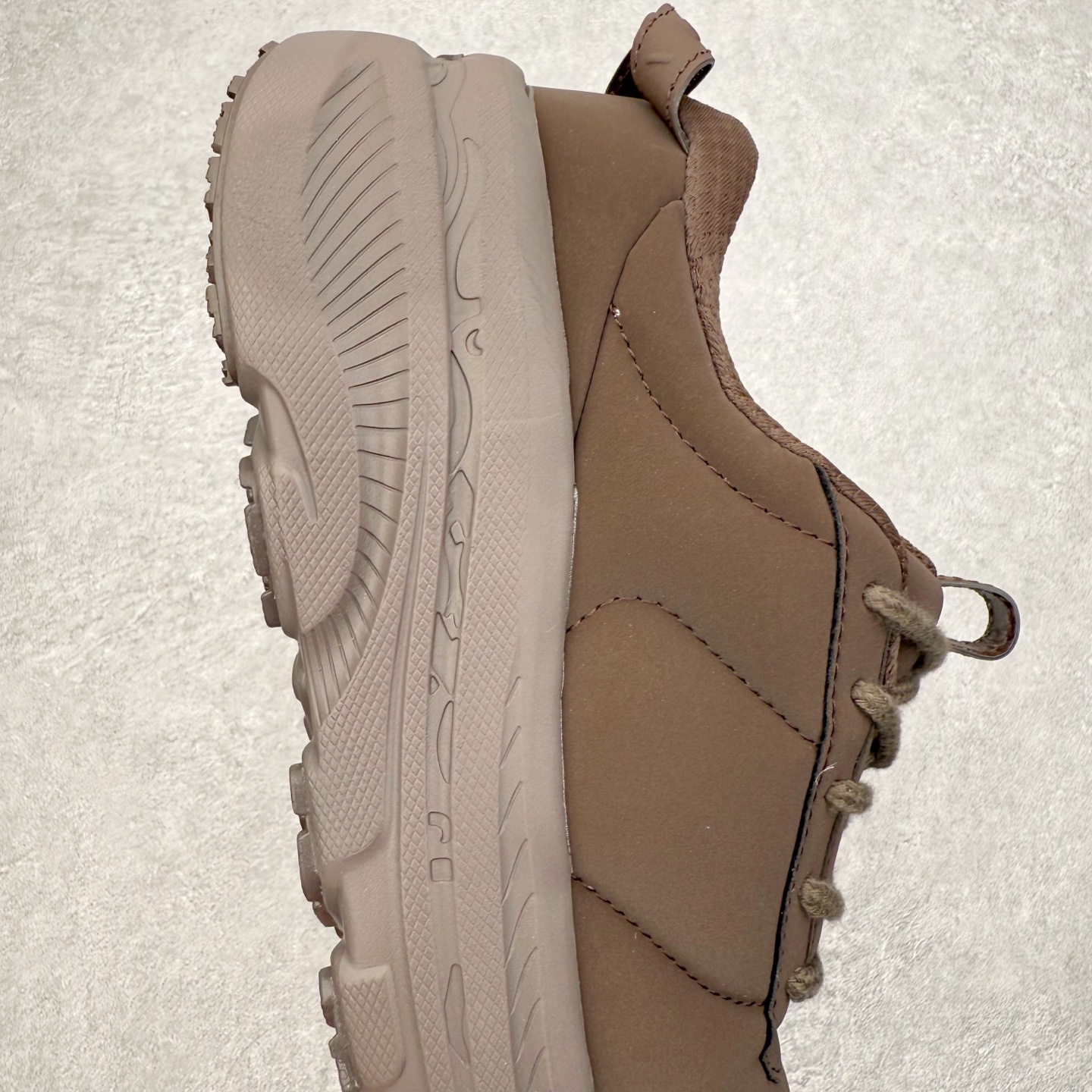 图片[6]-＃纯原 MARNI x HOKA ONE ONE Bondi B3LS 联名款简约舒适低帮休闲跑步鞋 HOKA ONE ONE是来自美国的跑步鞋知名品牌，创立于2009年，始终致力于为所有跑者提供更新、更好的跑步装备。相比常规跑鞋，HOKA ONE ONE特别研发使用性能独特的几何形跑鞋中底，此种鞋底更厚、更高、回弹性也更好，除了卓越的缓冲性能，它还能內各种阶段的跑者带来更具动感、更加稳定的跑步体验。HOKAONE ONE从设计之初就清楚意识到，要保证跑者步幅的均匀一致，双脚自然而然的运动至关重要。尺码：36 36.5 37.5 38 38.5 39 40 40.5 41 42 42.5 43 44 44.5 45-选品中心