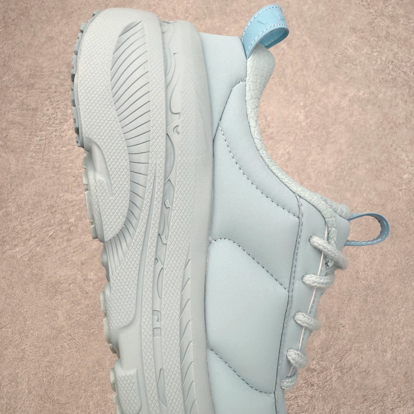 图片[6]-＃纯原 MARNI x HOKA ONE ONE Bondi B3LS 联名款简约舒适低帮休闲跑步鞋 HOKA ONE ONE是来自美国的跑步鞋知名品牌，创立于2009年，始终致力于为所有跑者提供更新、更好的跑步装备。相比常规跑鞋，HOKA ONE ONE特别研发使用性能独特的几何形跑鞋中底，此种鞋底更厚、更高、回弹性也更好，除了卓越的缓冲性能，它还能內各种阶段的跑者带来更具动感、更加稳定的跑步体验。HOKAONE ONE从设计之初就清楚意识到，要保证跑者步幅的均匀一致，双脚自然而然的运动至关重要。尺码：36 36.5 37.5 38 38.5 39 40 40.5 41 42 42.5 43 44 44.5 45-选品中心