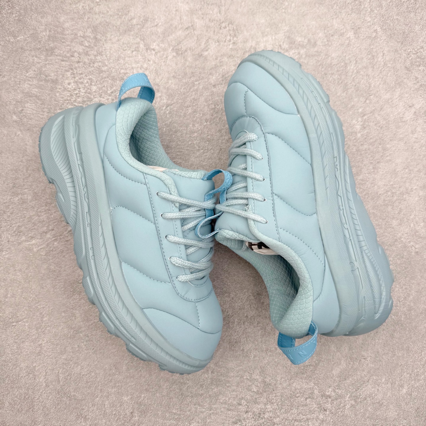 图片[3]-＃纯原 MARNI x HOKA ONE ONE Bondi B3LS 联名款简约舒适低帮休闲跑步鞋 HOKA ONE ONE是来自美国的跑步鞋知名品牌，创立于2009年，始终致力于为所有跑者提供更新、更好的跑步装备。相比常规跑鞋，HOKA ONE ONE特别研发使用性能独特的几何形跑鞋中底，此种鞋底更厚、更高、回弹性也更好，除了卓越的缓冲性能，它还能內各种阶段的跑者带来更具动感、更加稳定的跑步体验。HOKAONE ONE从设计之初就清楚意识到，要保证跑者步幅的均匀一致，双脚自然而然的运动至关重要。尺码：36 36.5 37.5 38 38.5 39 40 40.5 41 42 42.5 43 44 44.5 45-选品中心