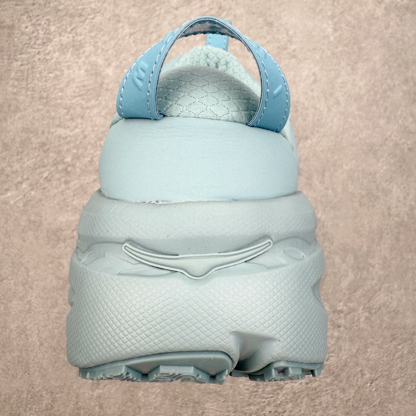 图片[8]-＃纯原 MARNI x HOKA ONE ONE Bondi B3LS 联名款简约舒适低帮休闲跑步鞋 HOKA ONE ONE是来自美国的跑步鞋知名品牌，创立于2009年，始终致力于为所有跑者提供更新、更好的跑步装备。相比常规跑鞋，HOKA ONE ONE特别研发使用性能独特的几何形跑鞋中底，此种鞋底更厚、更高、回弹性也更好，除了卓越的缓冲性能，它还能內各种阶段的跑者带来更具动感、更加稳定的跑步体验。HOKAONE ONE从设计之初就清楚意识到，要保证跑者步幅的均匀一致，双脚自然而然的运动至关重要。尺码：36 36.5 37.5 38 38.5 39 40 40.5 41 42 42.5 43 44 44.5 45-选品中心