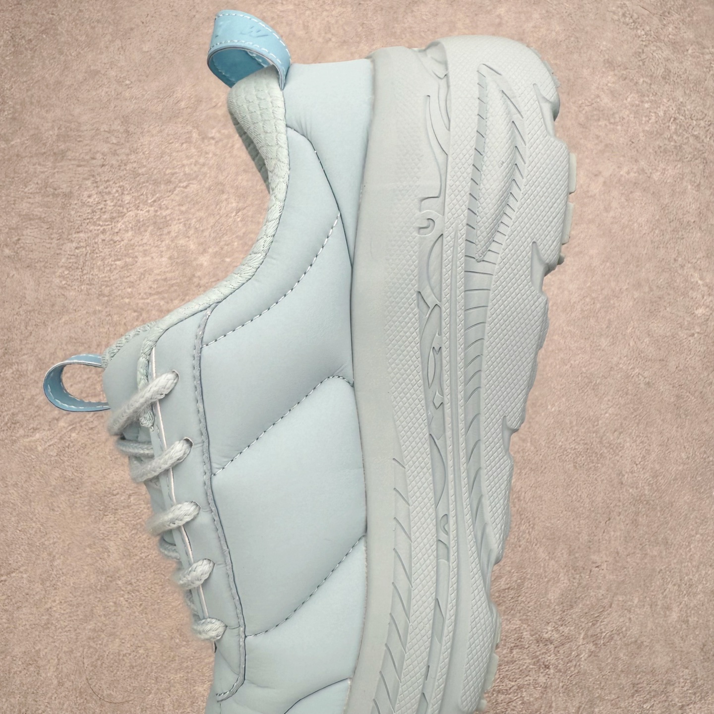 图片[7]-＃纯原 MARNI x HOKA ONE ONE Bondi B3LS 联名款简约舒适低帮休闲跑步鞋 HOKA ONE ONE是来自美国的跑步鞋知名品牌，创立于2009年，始终致力于为所有跑者提供更新、更好的跑步装备。相比常规跑鞋，HOKA ONE ONE特别研发使用性能独特的几何形跑鞋中底，此种鞋底更厚、更高、回弹性也更好，除了卓越的缓冲性能，它还能內各种阶段的跑者带来更具动感、更加稳定的跑步体验。HOKAONE ONE从设计之初就清楚意识到，要保证跑者步幅的均匀一致，双脚自然而然的运动至关重要。尺码：36 36.5 37.5 38 38.5 39 40 40.5 41 42 42.5 43 44 44.5 45-选品中心