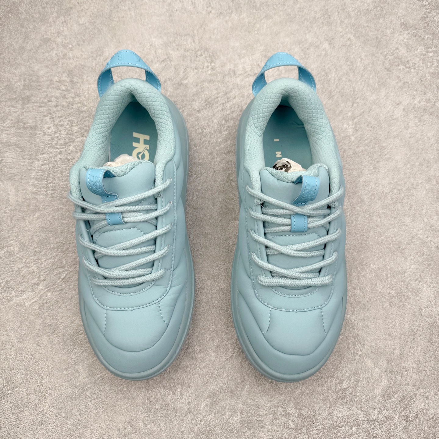 图片[2]-＃纯原 MARNI x HOKA ONE ONE Bondi B3LS 联名款简约舒适低帮休闲跑步鞋 HOKA ONE ONE是来自美国的跑步鞋知名品牌，创立于2009年，始终致力于为所有跑者提供更新、更好的跑步装备。相比常规跑鞋，HOKA ONE ONE特别研发使用性能独特的几何形跑鞋中底，此种鞋底更厚、更高、回弹性也更好，除了卓越的缓冲性能，它还能內各种阶段的跑者带来更具动感、更加稳定的跑步体验。HOKAONE ONE从设计之初就清楚意识到，要保证跑者步幅的均匀一致，双脚自然而然的运动至关重要。尺码：36 36.5 37.5 38 38.5 39 40 40.5 41 42 42.5 43 44 44.5 45-选品中心