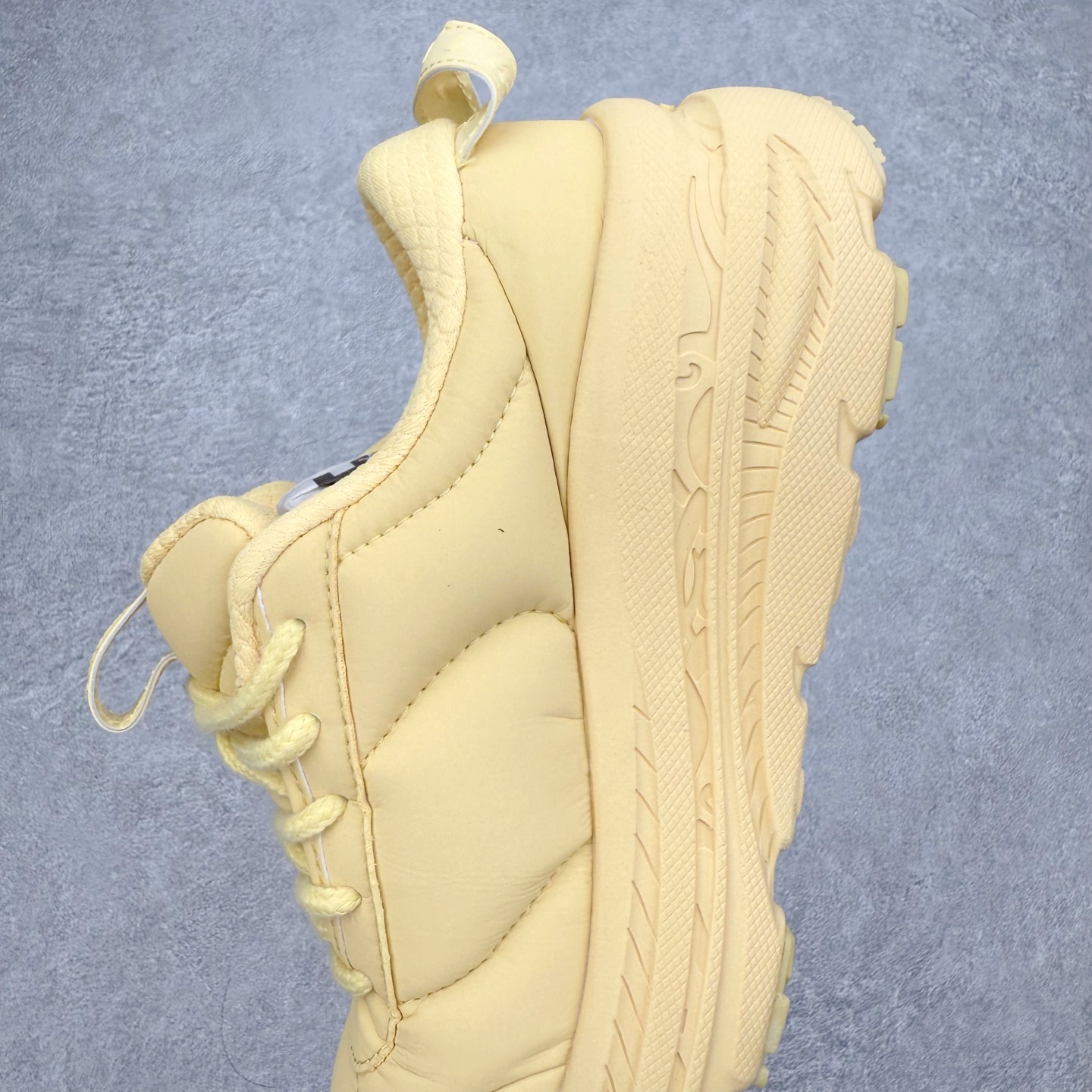 图片[7]-＃纯原 MARNI x HOKA ONE ONE Bondi B3LS 联名款简约舒适低帮休闲跑步鞋 HOKA ONE ONE是来自美国的跑步鞋知名品牌，创立于2009年，始终致力于为所有跑者提供更新、更好的跑步装备。相比常规跑鞋，HOKA ONE ONE特别研发使用性能独特的几何形跑鞋中底，此种鞋底更厚、更高、回弹性也更好，除了卓越的缓冲性能，它还能內各种阶段的跑者带来更具动感、更加稳定的跑步体验。HOKAONE ONE从设计之初就清楚意识到，要保证跑者步幅的均匀一致，双脚自然而然的运动至关重要。尺码：36 36.5 37.5 38 38.5 39 40 40.5 41 42 42.5 43 44 44.5 45-选品中心