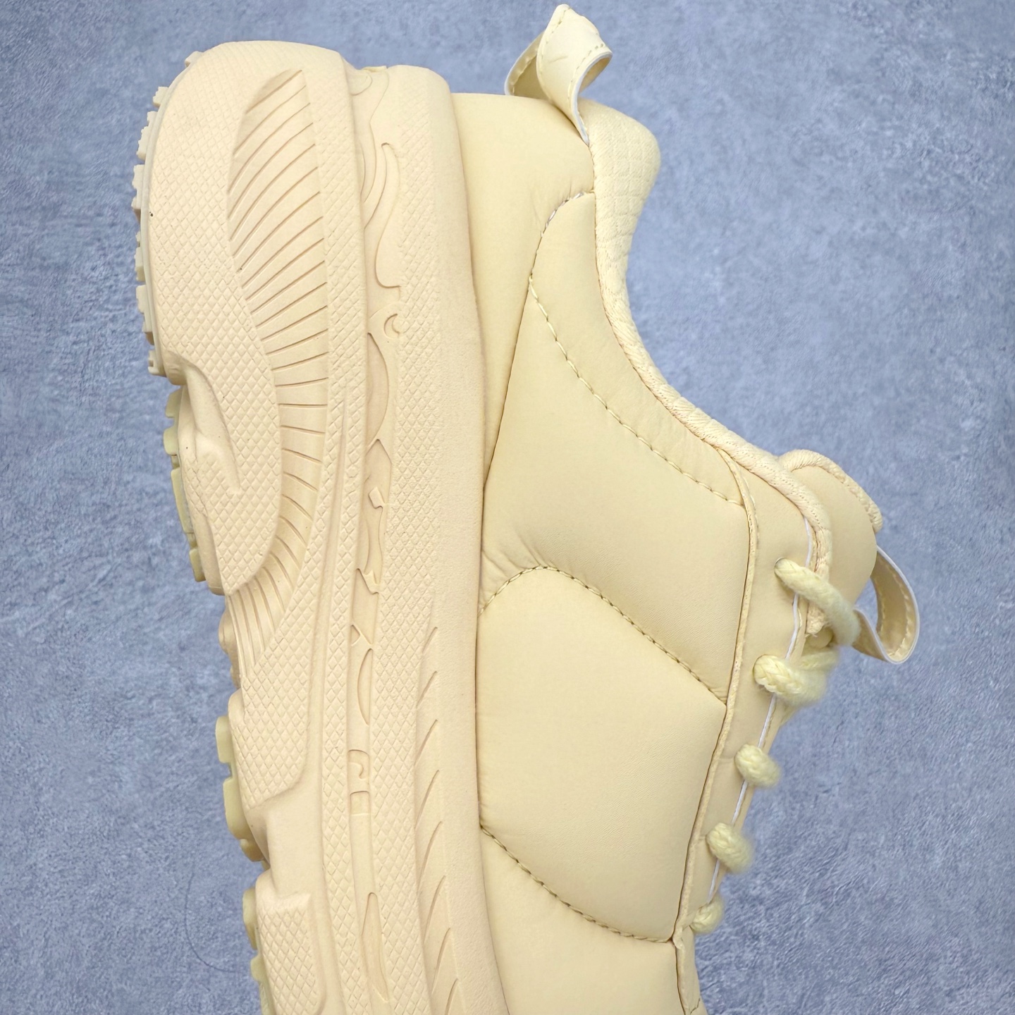 图片[6]-＃纯原 MARNI x HOKA ONE ONE Bondi B3LS 联名款简约舒适低帮休闲跑步鞋 HOKA ONE ONE是来自美国的跑步鞋知名品牌，创立于2009年，始终致力于为所有跑者提供更新、更好的跑步装备。相比常规跑鞋，HOKA ONE ONE特别研发使用性能独特的几何形跑鞋中底，此种鞋底更厚、更高、回弹性也更好，除了卓越的缓冲性能，它还能內各种阶段的跑者带来更具动感、更加稳定的跑步体验。HOKAONE ONE从设计之初就清楚意识到，要保证跑者步幅的均匀一致，双脚自然而然的运动至关重要。尺码：36 36.5 37.5 38 38.5 39 40 40.5 41 42 42.5 43 44 44.5 45-选品中心