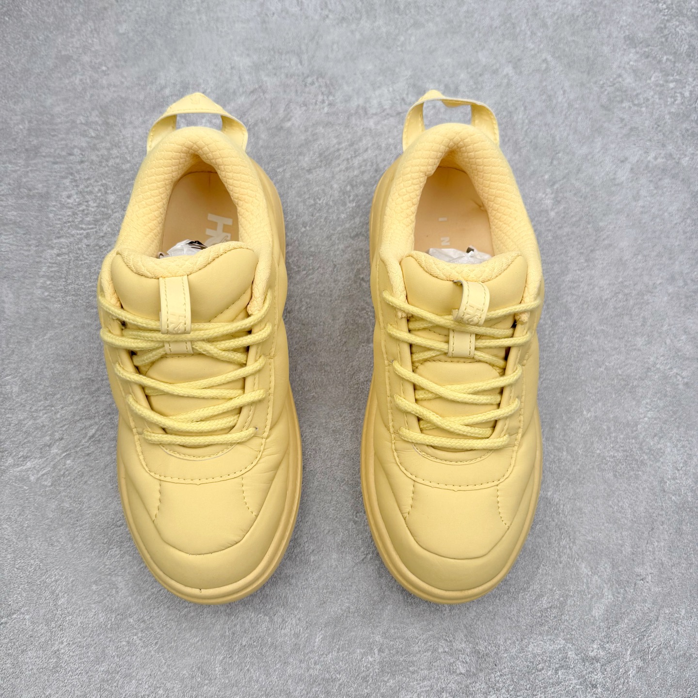 图片[2]-＃纯原 MARNI x HOKA ONE ONE Bondi B3LS 联名款简约舒适低帮休闲跑步鞋 HOKA ONE ONE是来自美国的跑步鞋知名品牌，创立于2009年，始终致力于为所有跑者提供更新、更好的跑步装备。相比常规跑鞋，HOKA ONE ONE特别研发使用性能独特的几何形跑鞋中底，此种鞋底更厚、更高、回弹性也更好，除了卓越的缓冲性能，它还能內各种阶段的跑者带来更具动感、更加稳定的跑步体验。HOKAONE ONE从设计之初就清楚意识到，要保证跑者步幅的均匀一致，双脚自然而然的运动至关重要。尺码：36 36.5 37.5 38 38.5 39 40 40.5 41 42 42.5 43 44 44.5 45-选品中心