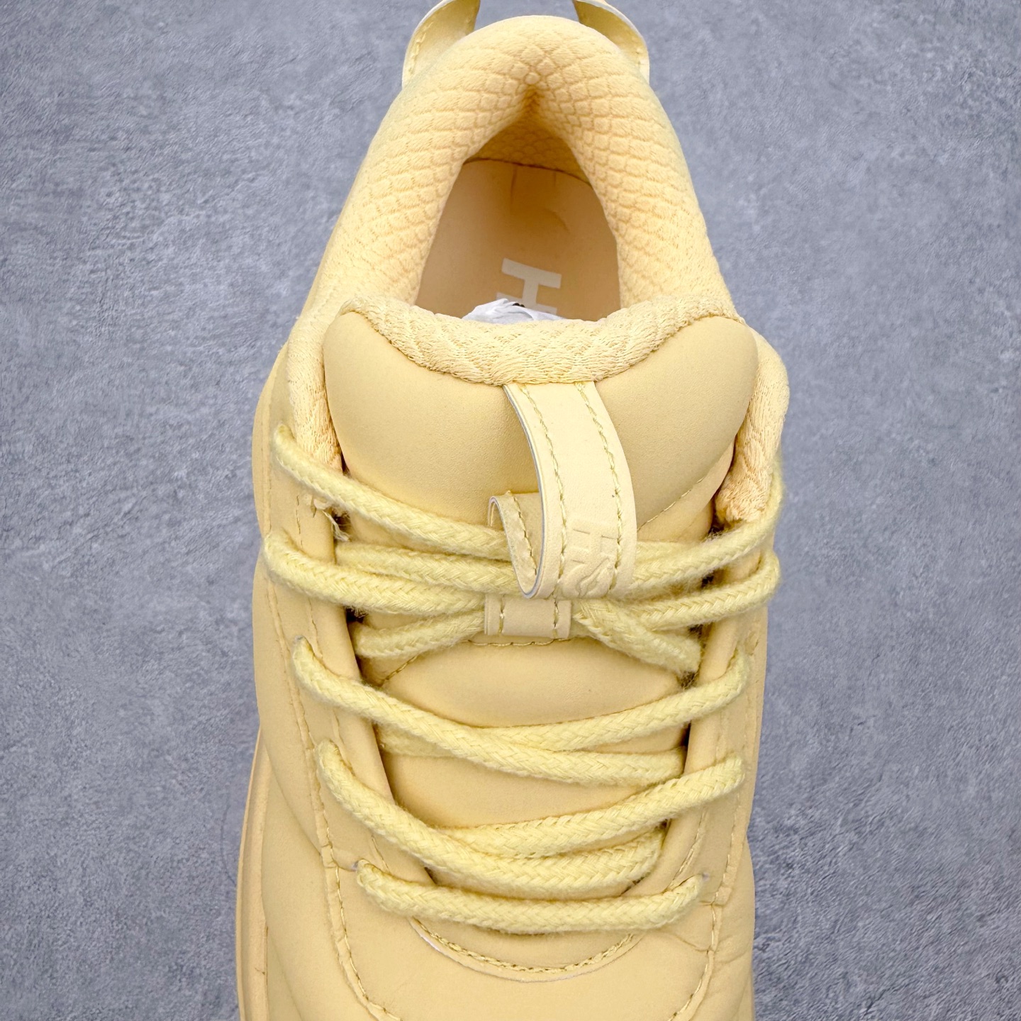 图片[5]-＃纯原 MARNI x HOKA ONE ONE Bondi B3LS 联名款简约舒适低帮休闲跑步鞋 HOKA ONE ONE是来自美国的跑步鞋知名品牌，创立于2009年，始终致力于为所有跑者提供更新、更好的跑步装备。相比常规跑鞋，HOKA ONE ONE特别研发使用性能独特的几何形跑鞋中底，此种鞋底更厚、更高、回弹性也更好，除了卓越的缓冲性能，它还能內各种阶段的跑者带来更具动感、更加稳定的跑步体验。HOKAONE ONE从设计之初就清楚意识到，要保证跑者步幅的均匀一致，双脚自然而然的运动至关重要。尺码：36 36.5 37.5 38 38.5 39 40 40.5 41 42 42.5 43 44 44.5 45-选品中心