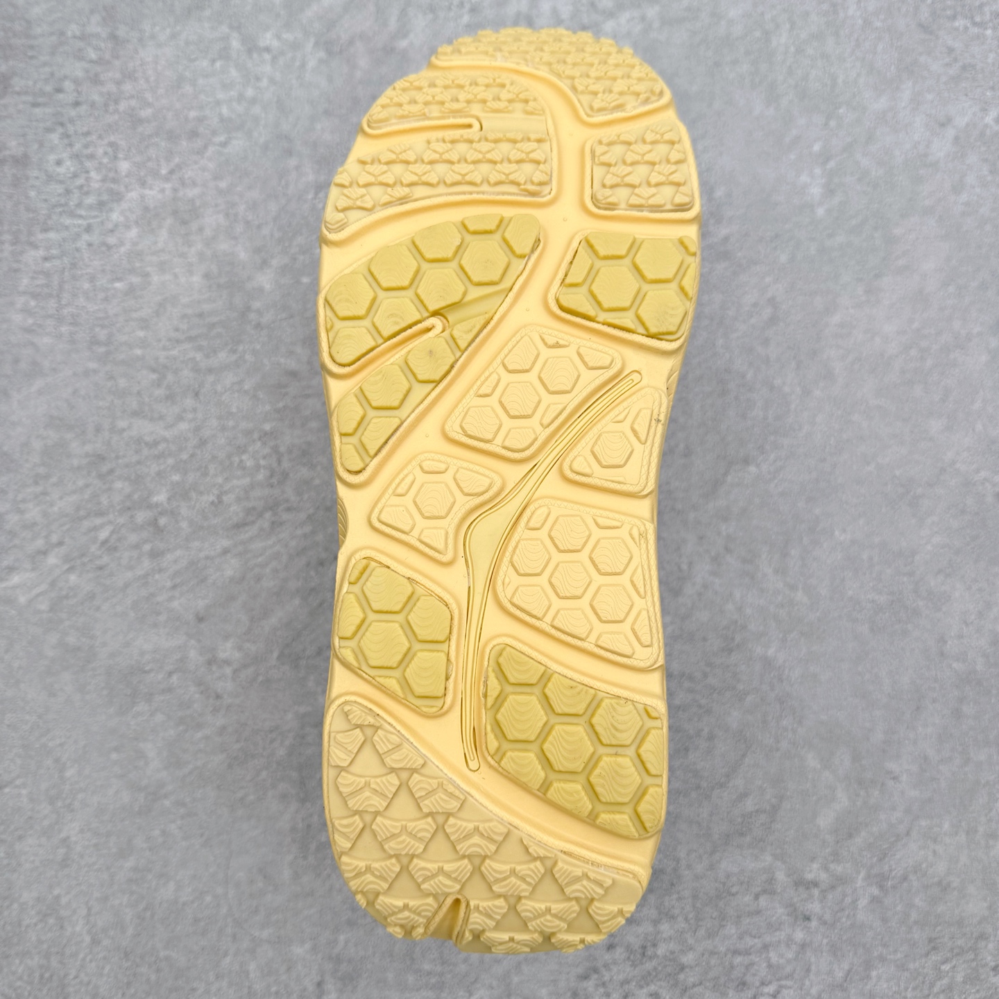 图片[9]-＃纯原 MARNI x HOKA ONE ONE Bondi B3LS 联名款简约舒适低帮休闲跑步鞋 HOKA ONE ONE是来自美国的跑步鞋知名品牌，创立于2009年，始终致力于为所有跑者提供更新、更好的跑步装备。相比常规跑鞋，HOKA ONE ONE特别研发使用性能独特的几何形跑鞋中底，此种鞋底更厚、更高、回弹性也更好，除了卓越的缓冲性能，它还能內各种阶段的跑者带来更具动感、更加稳定的跑步体验。HOKAONE ONE从设计之初就清楚意识到，要保证跑者步幅的均匀一致，双脚自然而然的运动至关重要。尺码：36 36.5 37.5 38 38.5 39 40 40.5 41 42 42.5 43 44 44.5 45-选品中心