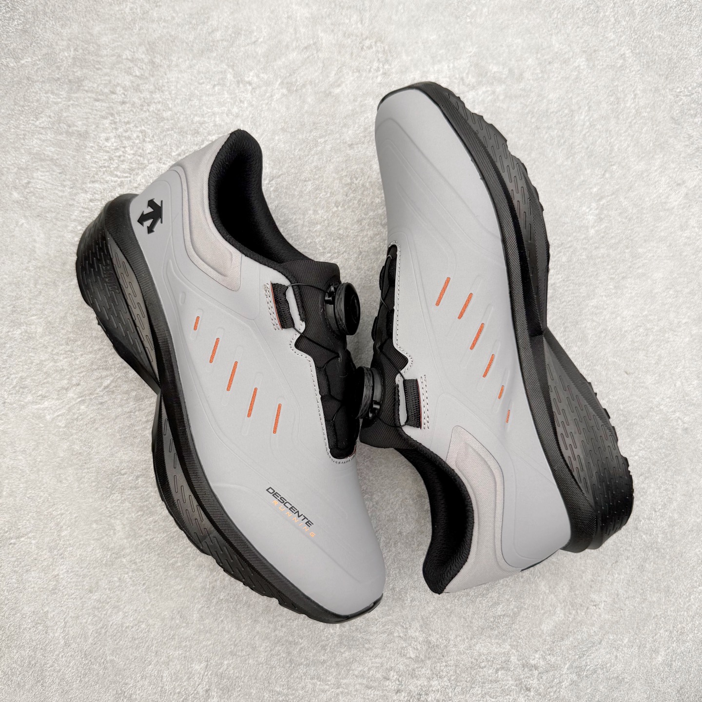 图片[3]-＃HP DESCENTE RUNNING DFLUID 迪桑特流体鞋缓震BOA防水回弹支撑跑步鞋 DESCENTE（迪桑特）创立于1935年，品牌名取自法语词汇，意为“滑降”。品牌箭头标识代表滑雪的三种技术“高速直线滑行”、“穿越”和“侧滑”，也寓意品牌在打造高端专业运动产品中不断追求完美的创新精神，致力于成为中国高端专业滑雪、综训、女子、铁人三项、高尔夫的第一品牌。尺码：39 40 41 42 43 44 45-选品中心