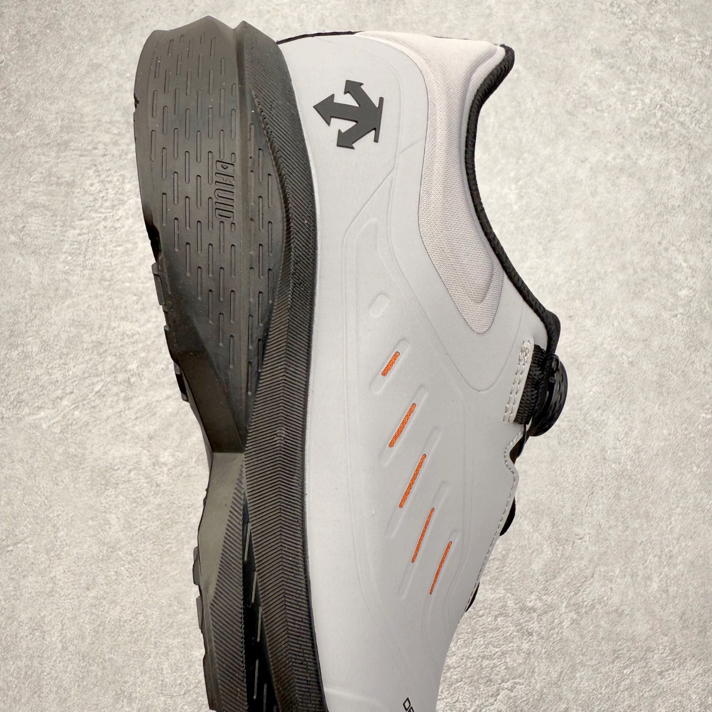 图片[6]-＃HP DESCENTE RUNNING DFLUID 迪桑特流体鞋缓震BOA防水回弹支撑跑步鞋 DESCENTE（迪桑特）创立于1935年，品牌名取自法语词汇，意为“滑降”。品牌箭头标识代表滑雪的三种技术“高速直线滑行”、“穿越”和“侧滑”，也寓意品牌在打造高端专业运动产品中不断追求完美的创新精神，致力于成为中国高端专业滑雪、综训、女子、铁人三项、高尔夫的第一品牌。尺码：39 40 41 42 43 44 45-选品中心