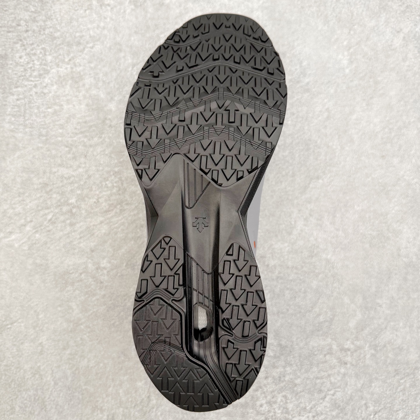 图片[9]-＃HP DESCENTE RUNNING DFLUID 迪桑特流体鞋缓震BOA防水回弹支撑跑步鞋 DESCENTE（迪桑特）创立于1935年，品牌名取自法语词汇，意为“滑降”。品牌箭头标识代表滑雪的三种技术“高速直线滑行”、“穿越”和“侧滑”，也寓意品牌在打造高端专业运动产品中不断追求完美的创新精神，致力于成为中国高端专业滑雪、综训、女子、铁人三项、高尔夫的第一品牌。尺码：39 40 41 42 43 44 45-选品中心