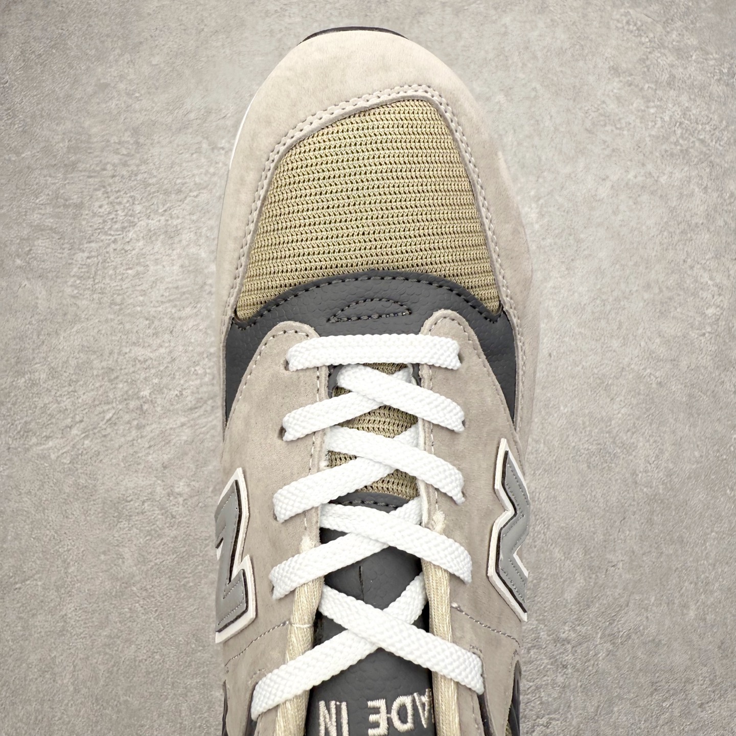 图片[4]-＃K版纯原 New Balance M998 Made in USA NB新百伦高端美产血统系列经典复古休闲运动慢跑鞋 NB998 诞生于 1993 年，作为第一双使用 ABZORB 缓冲材料的鞋款，一经发售就受到大量消费者的热烈追捧，如今已经成为了历久不衰的经典代表鞋款之一。原楦原数据开发版型 以优质面料制成鞋面结构。鞋面采用经典网眼布材质，辅以绒面革覆盖，带来更加清爽舒适的穿着体验。鞋舌上标记的 \\\”998\\\” 字样增强鞋款辨识度的同时，为鞋款注入更多动人细节。鞋款采用 ABZORB 缓冲材料的中底，通过缓冲和压缩阻力相结合来吸收冲击，稳定性高，不易打滑，助你畅享舒适有型的运动体验。采用猪巴革组合网织鞋面材质 后跟嵌入TPU装饰条稳固 升级原装5层独立私模 尺码：36 36.5 37 38 39.5 40 40.5 41.5 42 42.5 43 44 44.5 45-选品中心