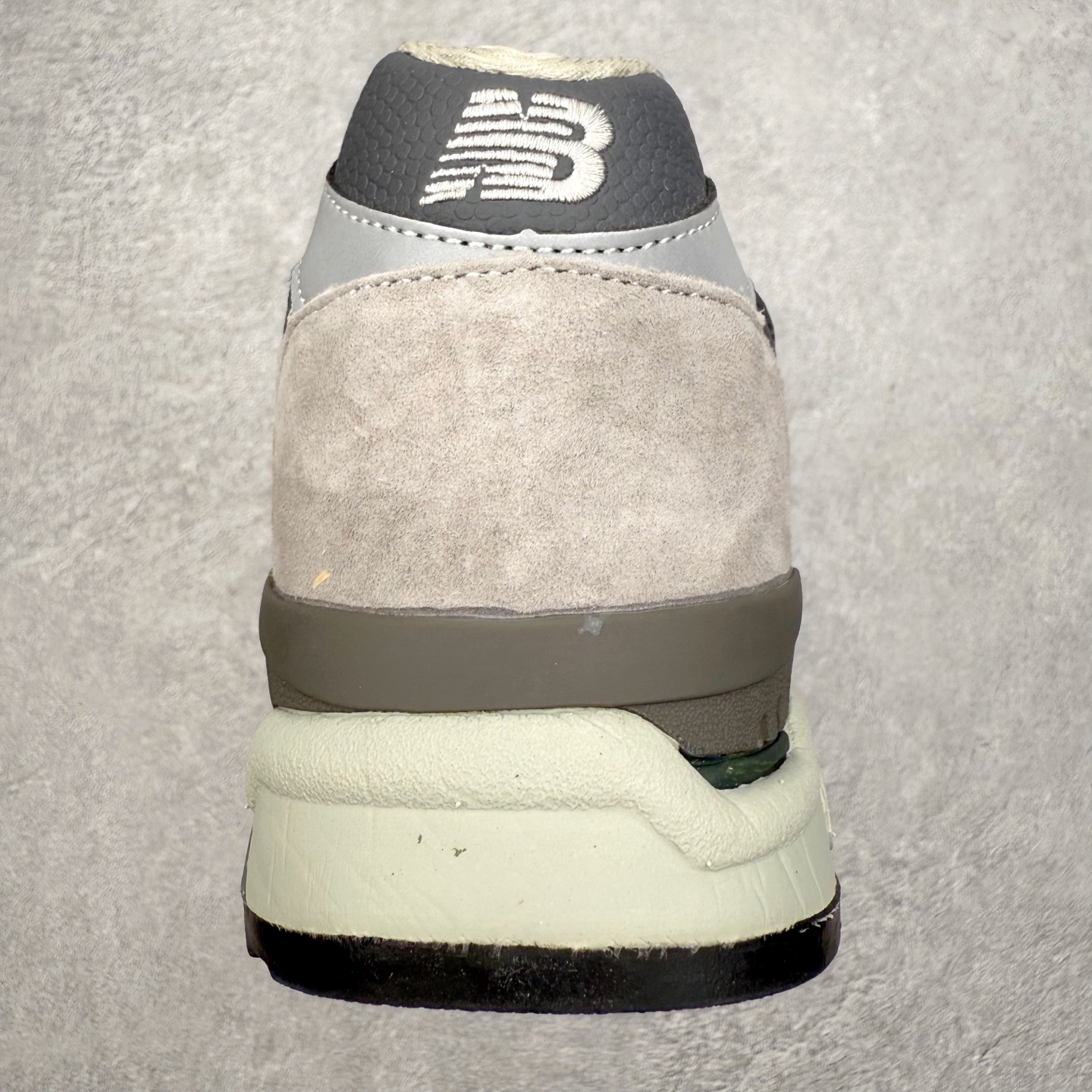 图片[8]-＃K版纯原 New Balance M998 Made in USA NB新百伦高端美产血统系列经典复古休闲运动慢跑鞋 NB998 诞生于 1993 年，作为第一双使用 ABZORB 缓冲材料的鞋款，一经发售就受到大量消费者的热烈追捧，如今已经成为了历久不衰的经典代表鞋款之一。原楦原数据开发版型 以优质面料制成鞋面结构。鞋面采用经典网眼布材质，辅以绒面革覆盖，带来更加清爽舒适的穿着体验。鞋舌上标记的 \\\”998\\\” 字样增强鞋款辨识度的同时，为鞋款注入更多动人细节。鞋款采用 ABZORB 缓冲材料的中底，通过缓冲和压缩阻力相结合来吸收冲击，稳定性高，不易打滑，助你畅享舒适有型的运动体验。采用猪巴革组合网织鞋面材质 后跟嵌入TPU装饰条稳固 升级原装5层独立私模 尺码：36 36.5 37 38 39.5 40 40.5 41.5 42 42.5 43 44 44.5 45-选品中心