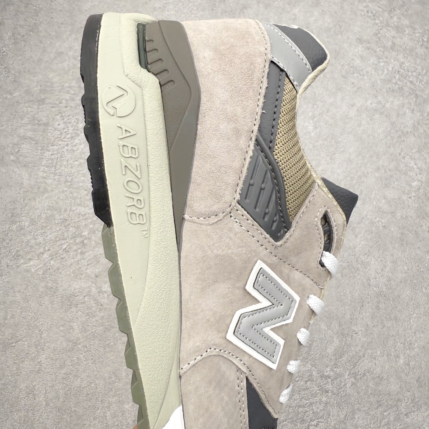 图片[6]-＃K版纯原 New Balance M998 Made in USA NB新百伦高端美产血统系列经典复古休闲运动慢跑鞋 NB998 诞生于 1993 年，作为第一双使用 ABZORB 缓冲材料的鞋款，一经发售就受到大量消费者的热烈追捧，如今已经成为了历久不衰的经典代表鞋款之一。原楦原数据开发版型 以优质面料制成鞋面结构。鞋面采用经典网眼布材质，辅以绒面革覆盖，带来更加清爽舒适的穿着体验。鞋舌上标记的 \\\”998\\\” 字样增强鞋款辨识度的同时，为鞋款注入更多动人细节。鞋款采用 ABZORB 缓冲材料的中底，通过缓冲和压缩阻力相结合来吸收冲击，稳定性高，不易打滑，助你畅享舒适有型的运动体验。采用猪巴革组合网织鞋面材质 后跟嵌入TPU装饰条稳固 升级原装5层独立私模 尺码：36 36.5 37 38 39.5 40 40.5 41.5 42 42.5 43 44 44.5 45-选品中心