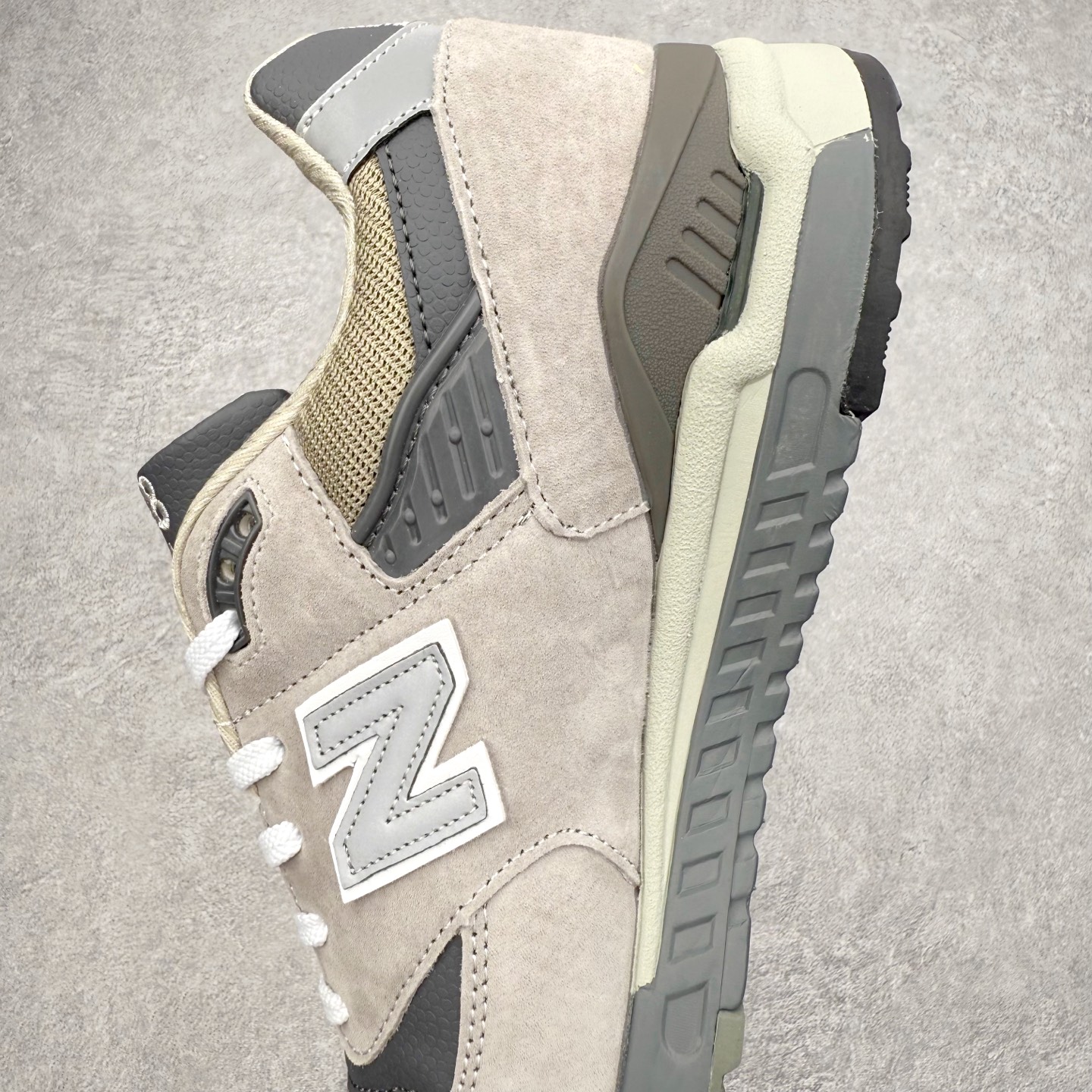 图片[7]-＃K版纯原 New Balance M998 Made in USA NB新百伦高端美产血统系列经典复古休闲运动慢跑鞋 NB998 诞生于 1993 年，作为第一双使用 ABZORB 缓冲材料的鞋款，一经发售就受到大量消费者的热烈追捧，如今已经成为了历久不衰的经典代表鞋款之一。原楦原数据开发版型 以优质面料制成鞋面结构。鞋面采用经典网眼布材质，辅以绒面革覆盖，带来更加清爽舒适的穿着体验。鞋舌上标记的 \\\”998\\\” 字样增强鞋款辨识度的同时，为鞋款注入更多动人细节。鞋款采用 ABZORB 缓冲材料的中底，通过缓冲和压缩阻力相结合来吸收冲击，稳定性高，不易打滑，助你畅享舒适有型的运动体验。采用猪巴革组合网织鞋面材质 后跟嵌入TPU装饰条稳固 升级原装5层独立私模 尺码：36 36.5 37 38 39.5 40 40.5 41.5 42 42.5 43 44 44.5 45-选品中心