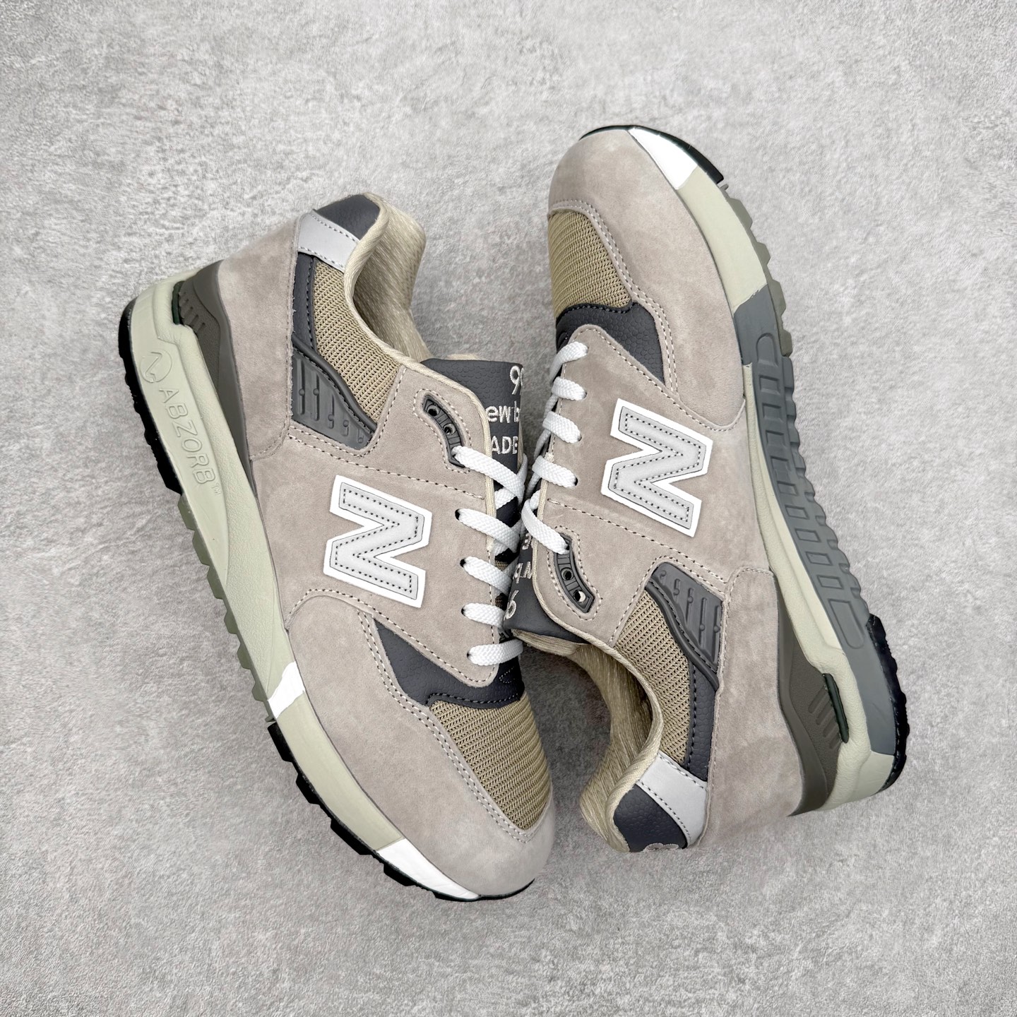 图片[3]-＃K版纯原 New Balance M998 Made in USA NB新百伦高端美产血统系列经典复古休闲运动慢跑鞋 NB998 诞生于 1993 年，作为第一双使用 ABZORB 缓冲材料的鞋款，一经发售就受到大量消费者的热烈追捧，如今已经成为了历久不衰的经典代表鞋款之一。原楦原数据开发版型 以优质面料制成鞋面结构。鞋面采用经典网眼布材质，辅以绒面革覆盖，带来更加清爽舒适的穿着体验。鞋舌上标记的 \\\”998\\\” 字样增强鞋款辨识度的同时，为鞋款注入更多动人细节。鞋款采用 ABZORB 缓冲材料的中底，通过缓冲和压缩阻力相结合来吸收冲击，稳定性高，不易打滑，助你畅享舒适有型的运动体验。采用猪巴革组合网织鞋面材质 后跟嵌入TPU装饰条稳固 升级原装5层独立私模 尺码：36 36.5 37 38 39.5 40 40.5 41.5 42 42.5 43 44 44.5 45-选品中心