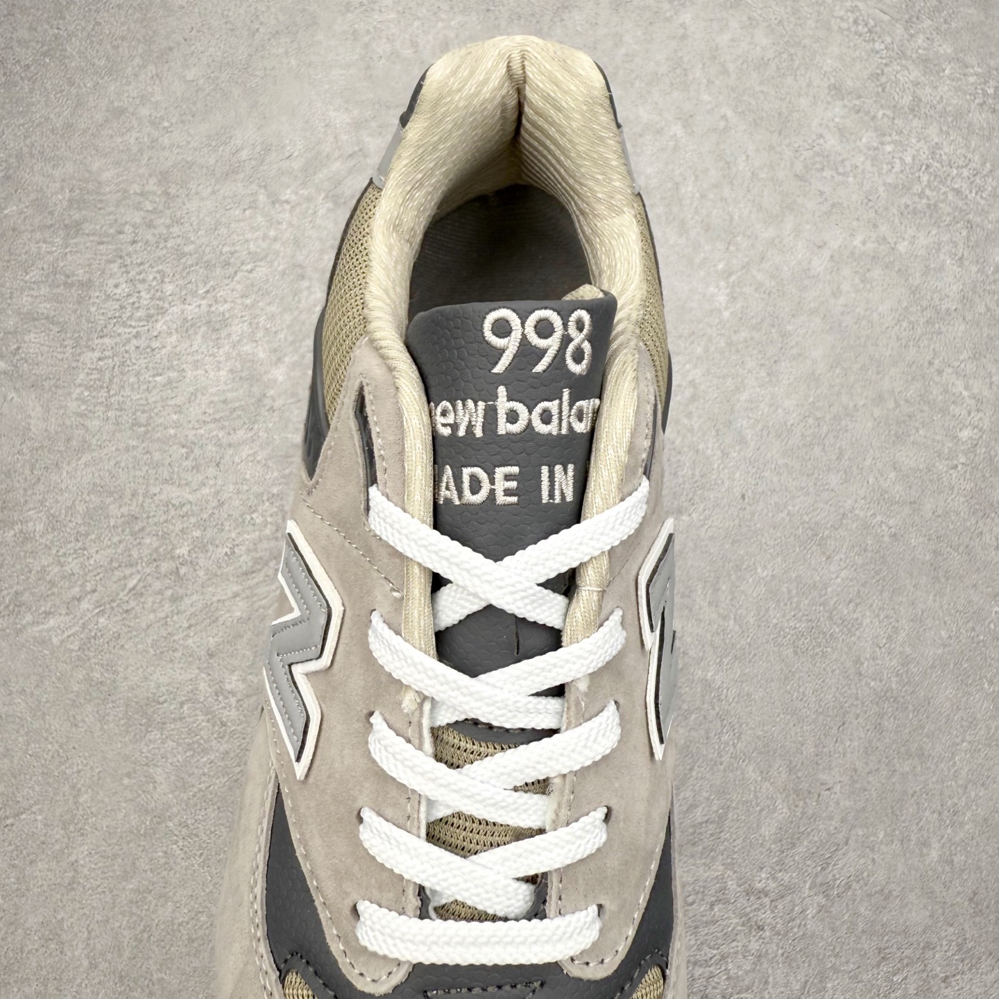 图片[5]-＃K版纯原 New Balance M998 Made in USA NB新百伦高端美产血统系列经典复古休闲运动慢跑鞋 NB998 诞生于 1993 年，作为第一双使用 ABZORB 缓冲材料的鞋款，一经发售就受到大量消费者的热烈追捧，如今已经成为了历久不衰的经典代表鞋款之一。原楦原数据开发版型 以优质面料制成鞋面结构。鞋面采用经典网眼布材质，辅以绒面革覆盖，带来更加清爽舒适的穿着体验。鞋舌上标记的 \\\”998\\\” 字样增强鞋款辨识度的同时，为鞋款注入更多动人细节。鞋款采用 ABZORB 缓冲材料的中底，通过缓冲和压缩阻力相结合来吸收冲击，稳定性高，不易打滑，助你畅享舒适有型的运动体验。采用猪巴革组合网织鞋面材质 后跟嵌入TPU装饰条稳固 升级原装5层独立私模 尺码：36 36.5 37 38 39.5 40 40.5 41.5 42 42.5 43 44 44.5 45-选品中心