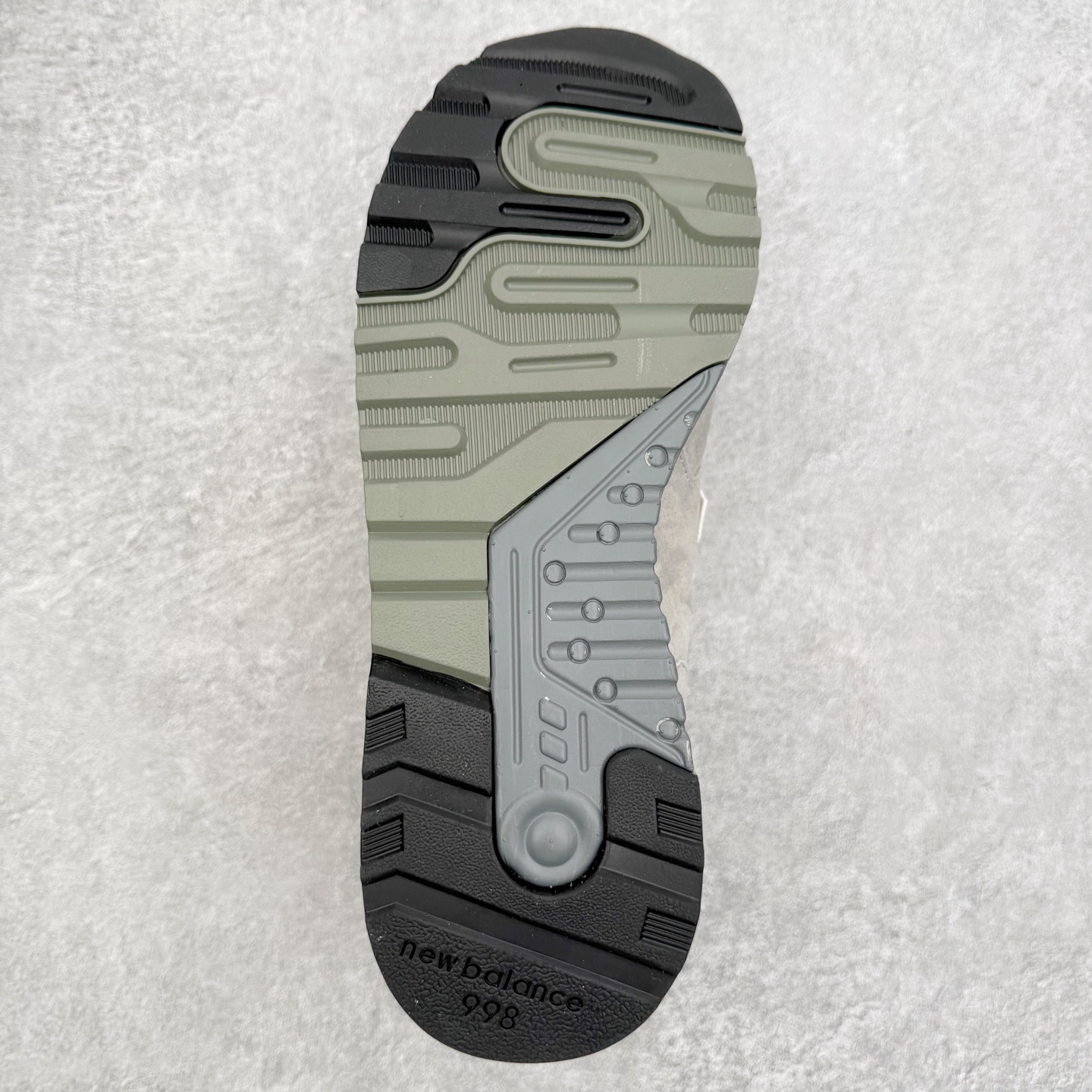 图片[9]-＃K版纯原 New Balance M998 Made in USA NB新百伦高端美产血统系列经典复古休闲运动慢跑鞋 NB998 诞生于 1993 年，作为第一双使用 ABZORB 缓冲材料的鞋款，一经发售就受到大量消费者的热烈追捧，如今已经成为了历久不衰的经典代表鞋款之一。原楦原数据开发版型 以优质面料制成鞋面结构。鞋面采用经典网眼布材质，辅以绒面革覆盖，带来更加清爽舒适的穿着体验。鞋舌上标记的 \\\”998\\\” 字样增强鞋款辨识度的同时，为鞋款注入更多动人细节。鞋款采用 ABZORB 缓冲材料的中底，通过缓冲和压缩阻力相结合来吸收冲击，稳定性高，不易打滑，助你畅享舒适有型的运动体验。采用猪巴革组合网织鞋面材质 后跟嵌入TPU装饰条稳固 升级原装5层独立私模 尺码：36 36.5 37 38 39.5 40 40.5 41.5 42 42.5 43 44 44.5 45-选品中心