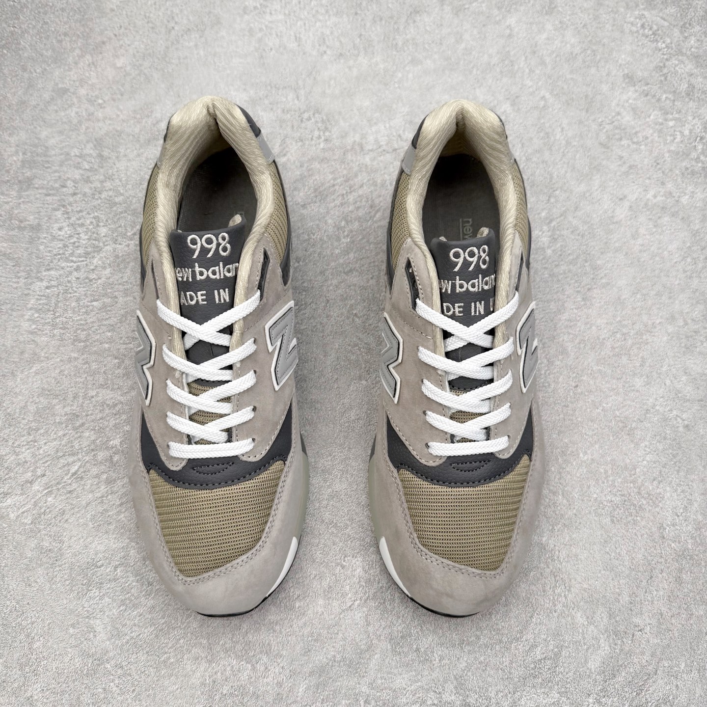 图片[2]-＃K版纯原 New Balance M998 Made in USA NB新百伦高端美产血统系列经典复古休闲运动慢跑鞋 NB998 诞生于 1993 年，作为第一双使用 ABZORB 缓冲材料的鞋款，一经发售就受到大量消费者的热烈追捧，如今已经成为了历久不衰的经典代表鞋款之一。原楦原数据开发版型 以优质面料制成鞋面结构。鞋面采用经典网眼布材质，辅以绒面革覆盖，带来更加清爽舒适的穿着体验。鞋舌上标记的 \\\”998\\\” 字样增强鞋款辨识度的同时，为鞋款注入更多动人细节。鞋款采用 ABZORB 缓冲材料的中底，通过缓冲和压缩阻力相结合来吸收冲击，稳定性高，不易打滑，助你畅享舒适有型的运动体验。采用猪巴革组合网织鞋面材质 后跟嵌入TPU装饰条稳固 升级原装5层独立私模 尺码：36 36.5 37 38 39.5 40 40.5 41.5 42 42.5 43 44 44.5 45-选品中心
