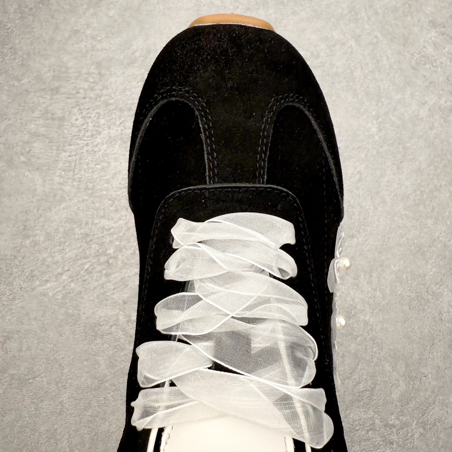 图片[4]-Alo yoga Sunset 舒适生活休闲鞋 男女同款 品牌故事Alo Yoga于2007年创立于洛杉矶，意在传播有意识的运动，同时激发人们的健康识与创造力。品牌的核心理念在于制作能够带来完美体验的瑜伽服饰与功能性单品，让有意识的运动融入并改变生活。Alo Yoga将其设计延伸到日常服饰概念，坚持不懈地捕捉当代时尚潮流，将品牌的运动美学理念、精致前卫的设计与舒适功能面料完美结合。与此同时，Alo Yoga的设计受到了时尚界人士与名人们的追捧，Talor Swift、Kendall Jenner等街拍照片中都曾出现品牌不同单品的身影。实拍调校N版已经零色差零失真 百分百还原实物色彩所见即所得 不存在货不对板色差等低级问题 选购参考实物拍摄 不混卖不参货 只用心做好货严格选品 承诺混一赔十 尺码：36 36.5 37.5 38 38.5 39 40 40.5 41 42 42.5 43 44 44.5 45-选品中心