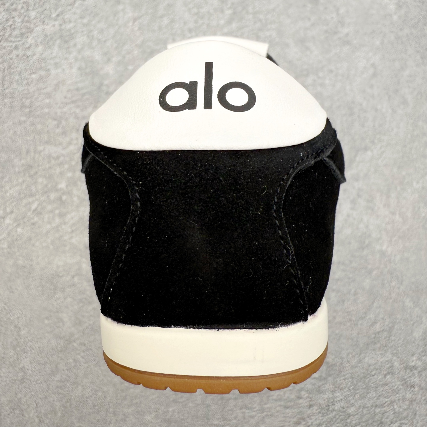 图片[8]-Alo yoga Sunset 舒适生活休闲鞋 男女同款 品牌故事Alo Yoga于2007年创立于洛杉矶，意在传播有意识的运动，同时激发人们的健康识与创造力。品牌的核心理念在于制作能够带来完美体验的瑜伽服饰与功能性单品，让有意识的运动融入并改变生活。Alo Yoga将其设计延伸到日常服饰概念，坚持不懈地捕捉当代时尚潮流，将品牌的运动美学理念、精致前卫的设计与舒适功能面料完美结合。与此同时，Alo Yoga的设计受到了时尚界人士与名人们的追捧，Talor Swift、Kendall Jenner等街拍照片中都曾出现品牌不同单品的身影。实拍调校N版已经零色差零失真 百分百还原实物色彩所见即所得 不存在货不对板色差等低级问题 选购参考实物拍摄 不混卖不参货 只用心做好货严格选品 承诺混一赔十 尺码：36 36.5 37.5 38 38.5 39 40 40.5 41 42 42.5 43 44 44.5 45-选品中心